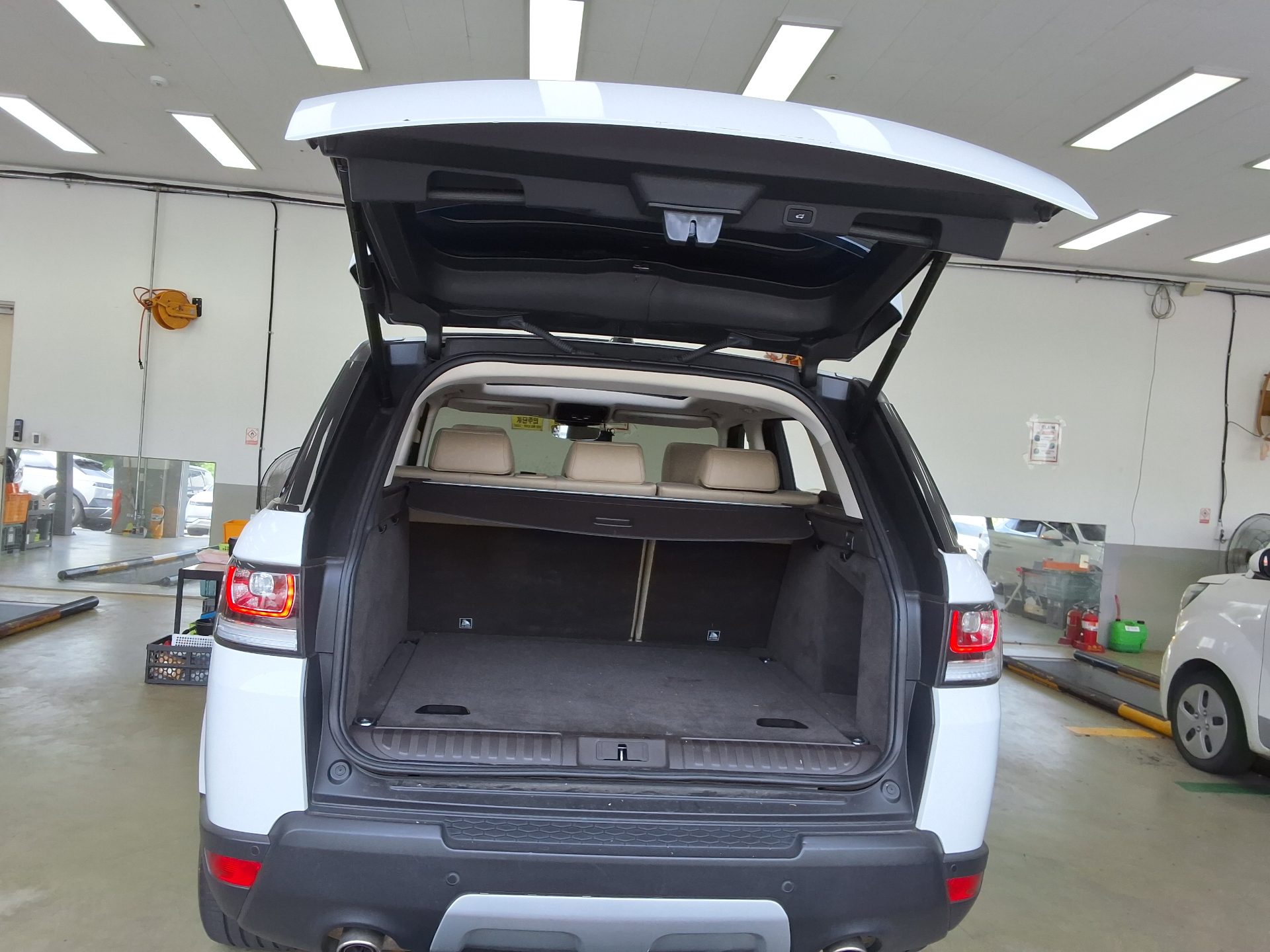 LAND ROVER RANGE ROVER SPORT (2ND GEN) 3.0 SDV6 HSE 2017 - zdjęcie 16