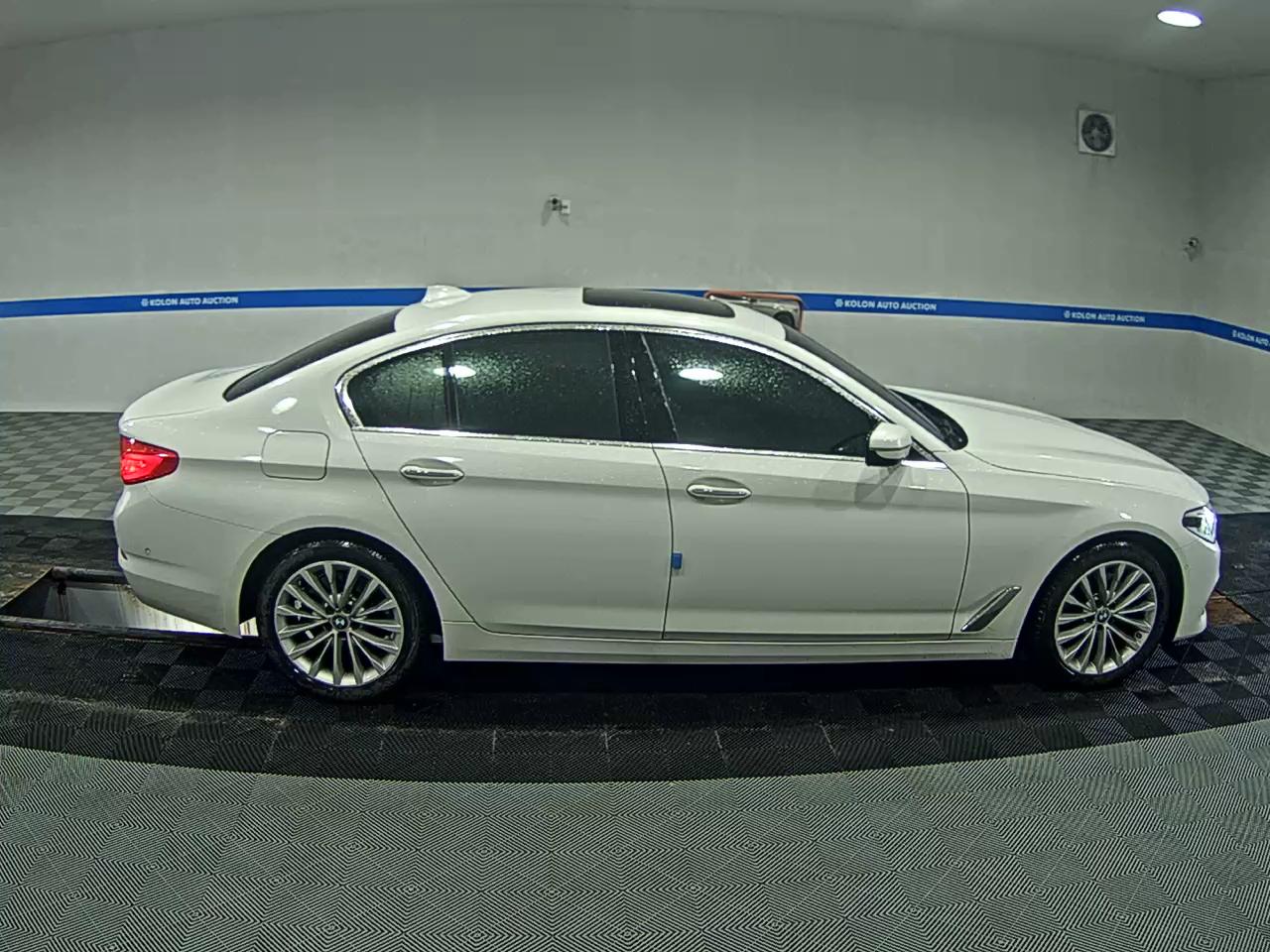 BMW 5 SERIES (7TH GEN) 520d LUXURY LINE SPECIAL 2018 - zdjęcie 4