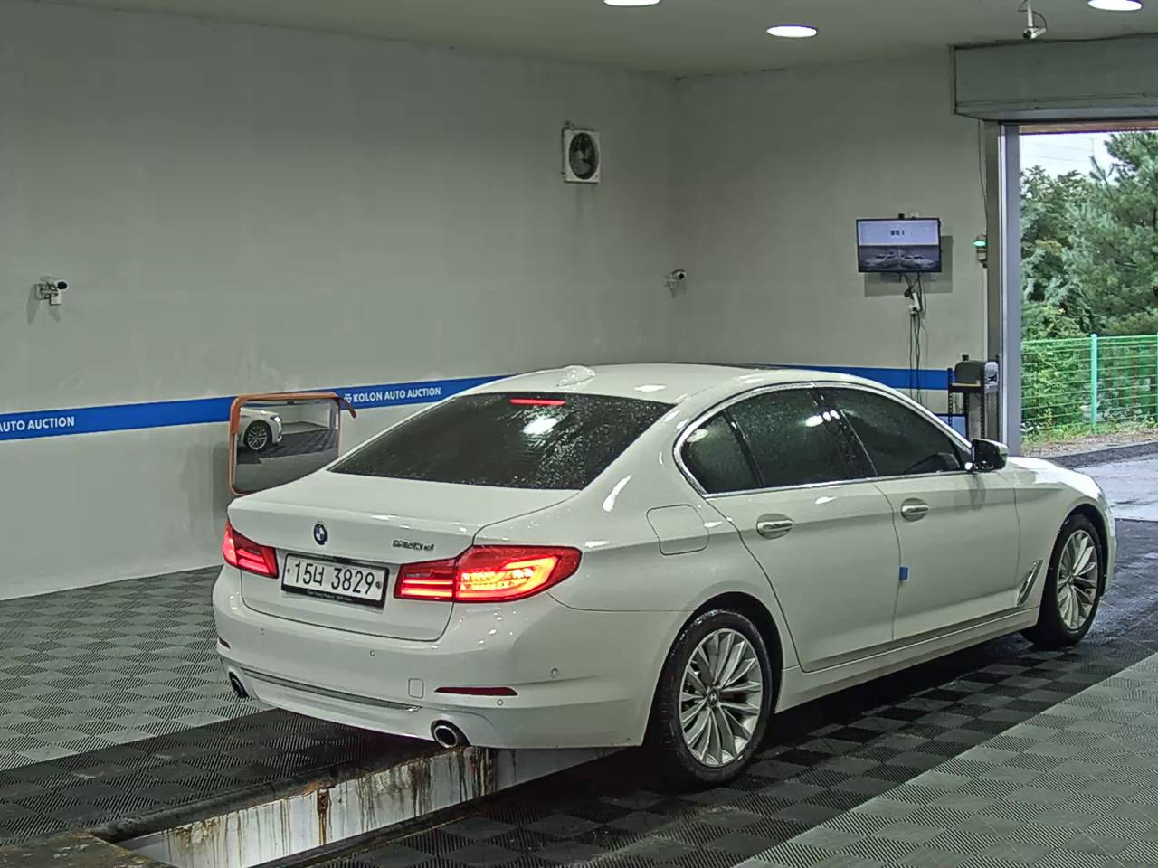 BMW 5 SERIES (7TH GEN) 520d LUXURY LINE SPECIAL 2018 - zdjęcie 5