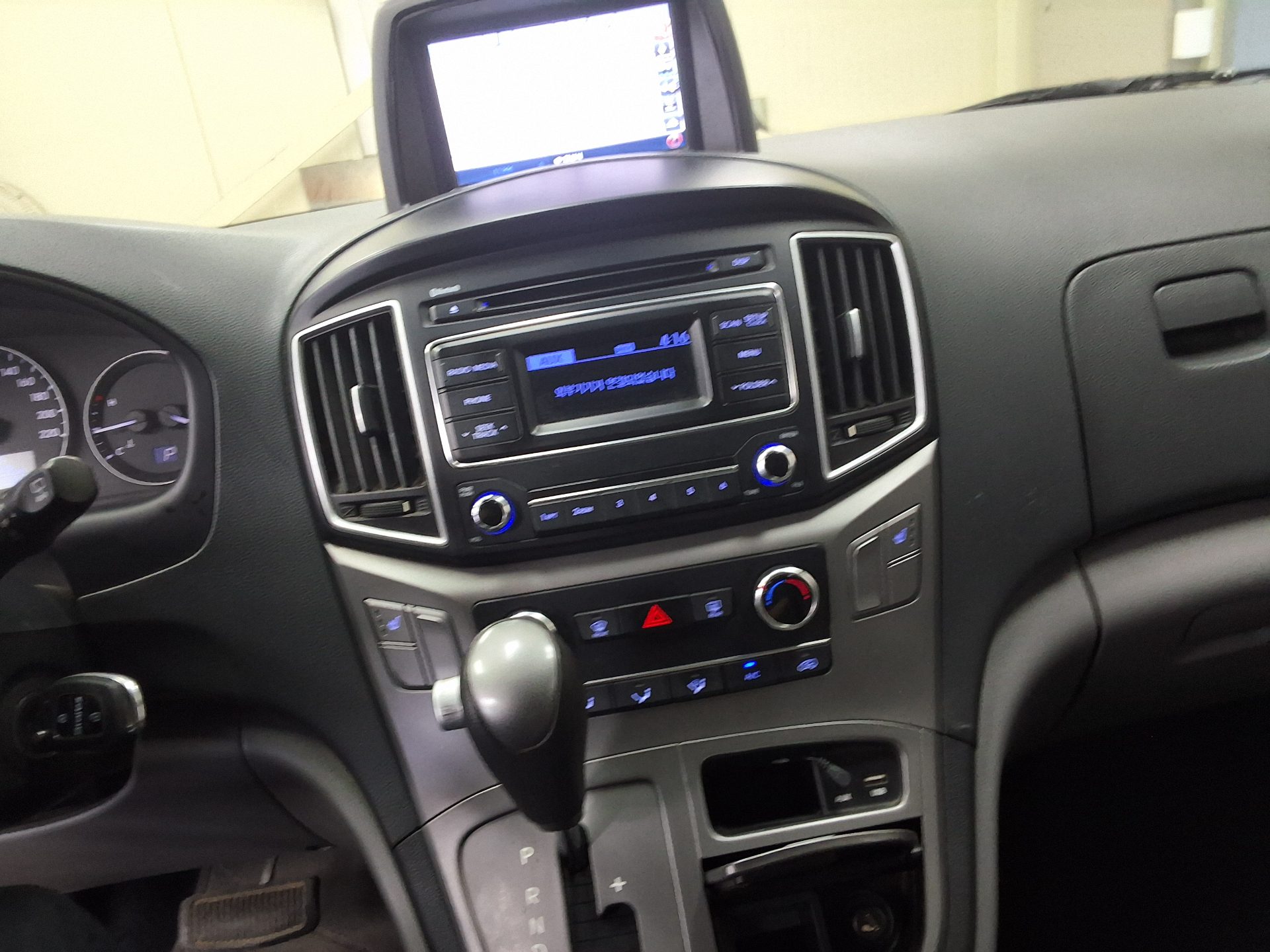 HYUNDAI GRAND STAREX 3-SEATER DIESEL VAN MODERN 2018 - zdjęcie 24