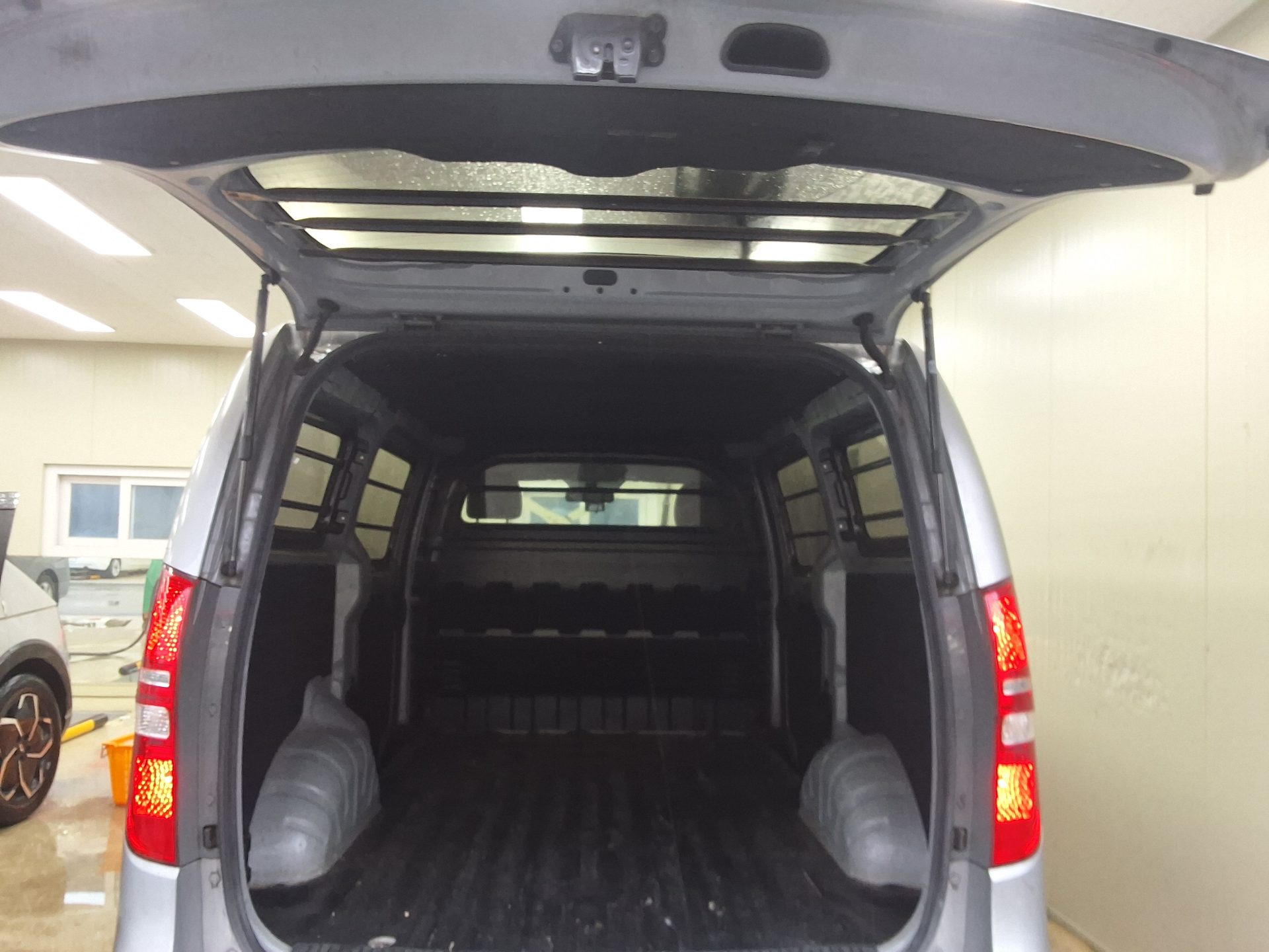 HYUNDAI GRAND STAREX 3-SEATER DIESEL VAN MODERN 2018 - zdjęcie 16