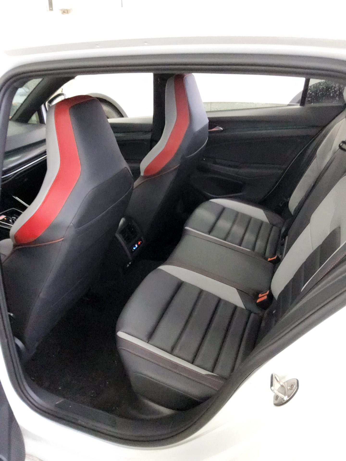 VOLKSWAGEN GOLF (8TH GEN) 2.0 GTI 2024 - zdjęcie 12