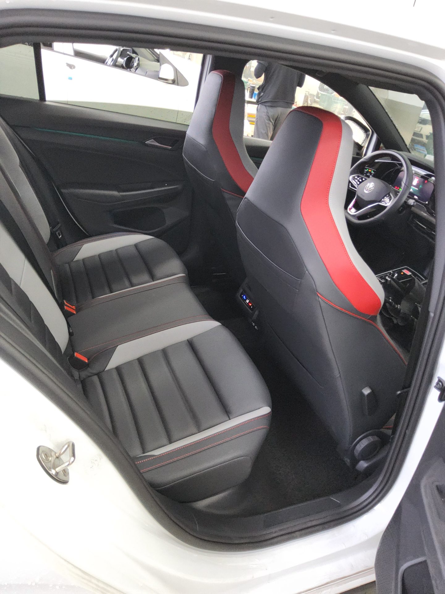 VOLKSWAGEN GOLF (8TH GEN) 2.0 GTI 2024 - zdjęcie 13