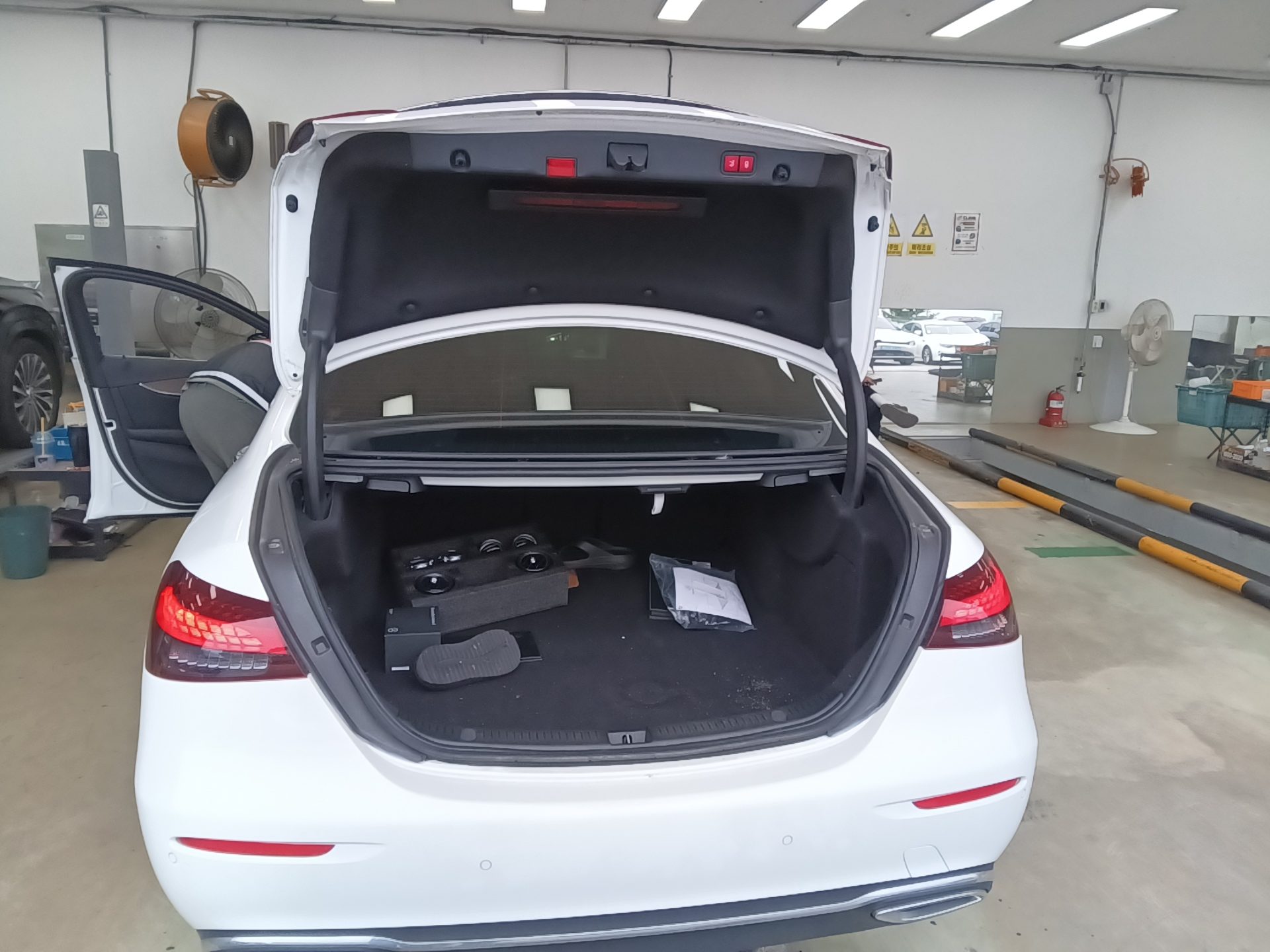 MERCEDES-BENZ E-CLASS (5TH GEN) E250 EXCLUSIVE 2021 - zdjęcie 15