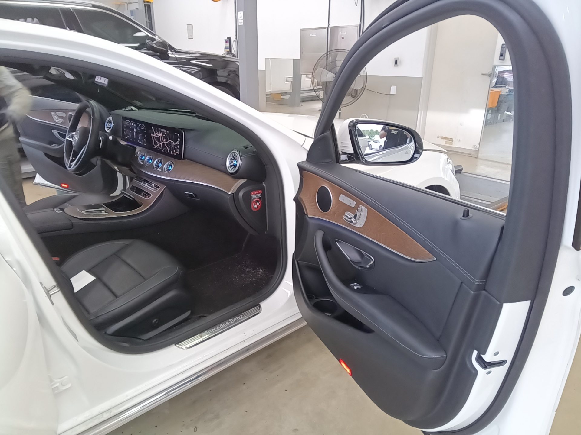 MERCEDES-BENZ E-CLASS (5TH GEN) E250 EXCLUSIVE 2021 - zdjęcie 14