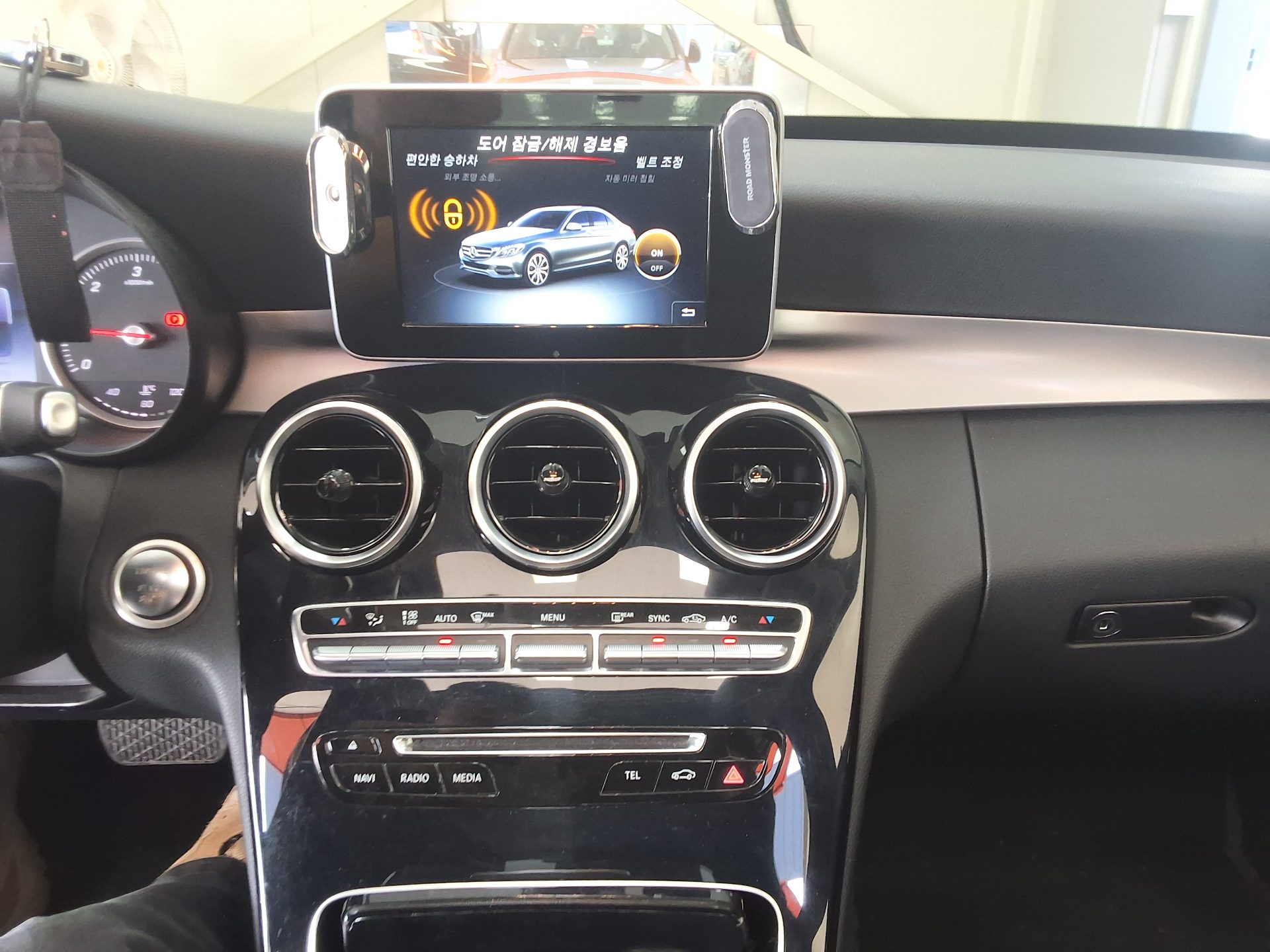 MERCEDES-BENZ C-CLASS (4TH GEN) C200 d 2017 - zdjęcie 24