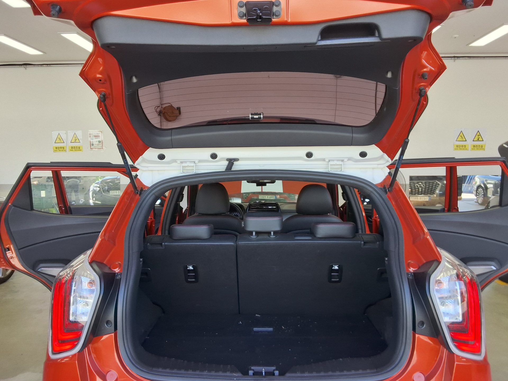 KG MOBILITY (SSANGYONG) VERY NEW TIVOLI 1.5 GASOLINE 2WD LIMITED EDITION 2021 - zdjęcie 15