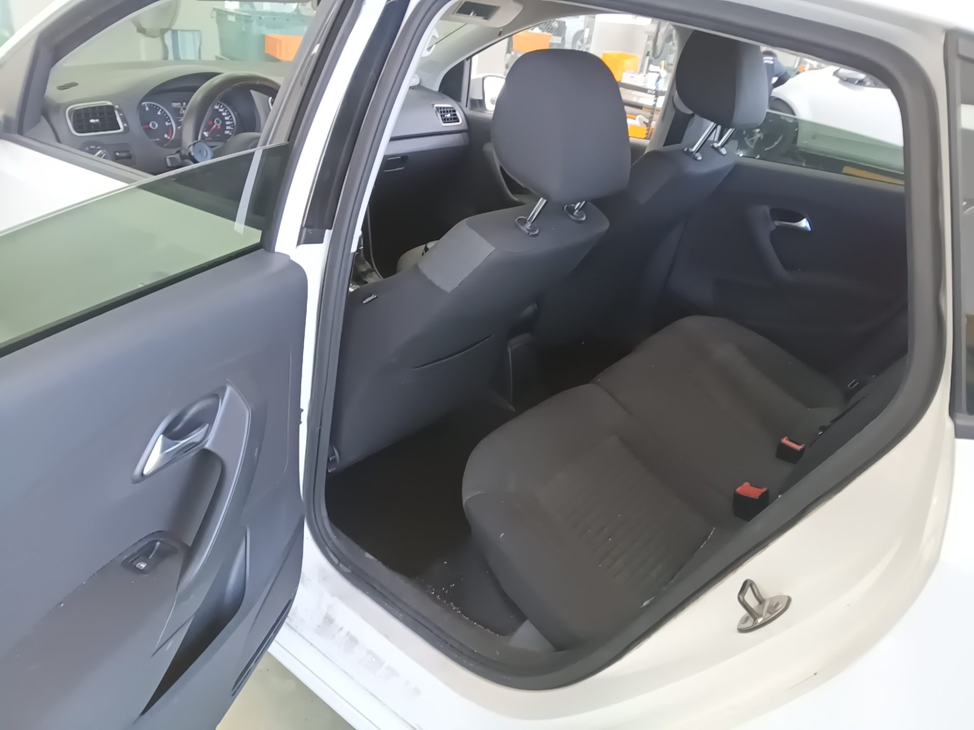 VOLKSWAGEN THE NEW POLO (5TH GEN) 1.6 TDI R LINE 2014 - zdjęcie 12