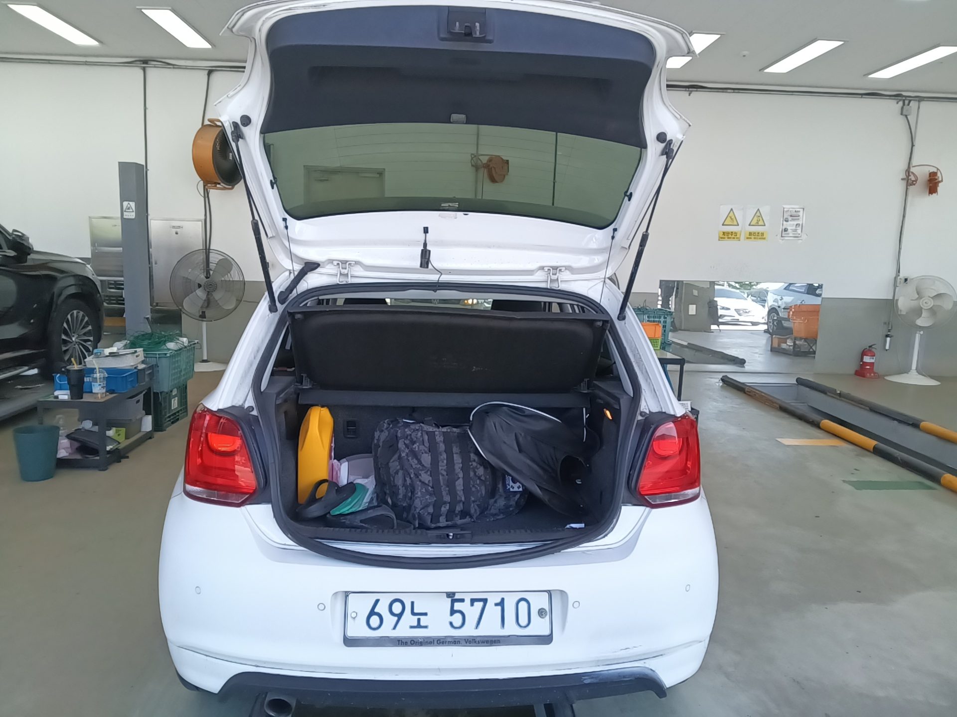 VOLKSWAGEN THE NEW POLO (5TH GEN) 1.6 TDI R LINE 2014 - zdjęcie 15