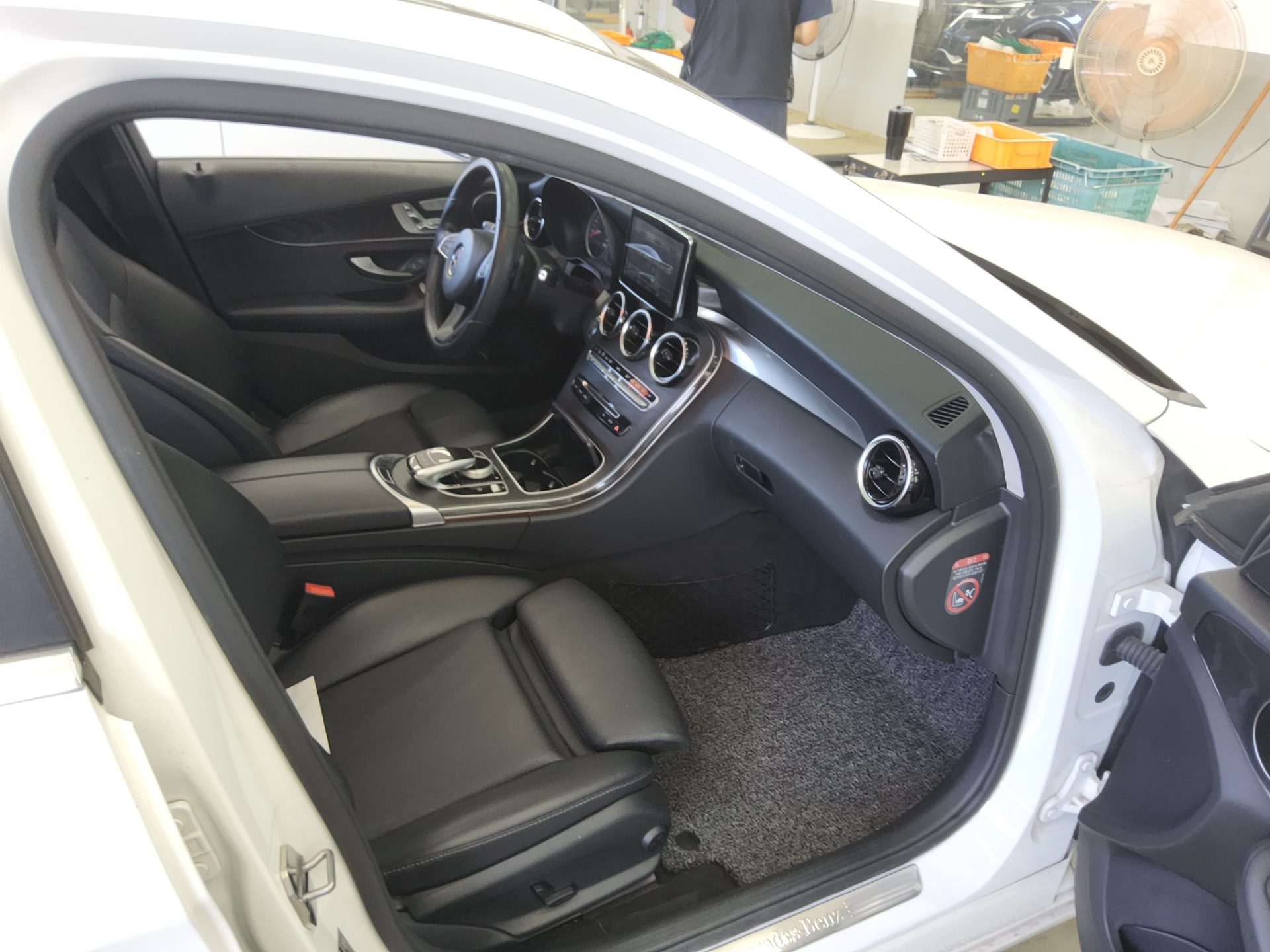 MERCEDES-BENZ C-CLASS (4TH GEN) C200 d 2018 - zdjęcie 14