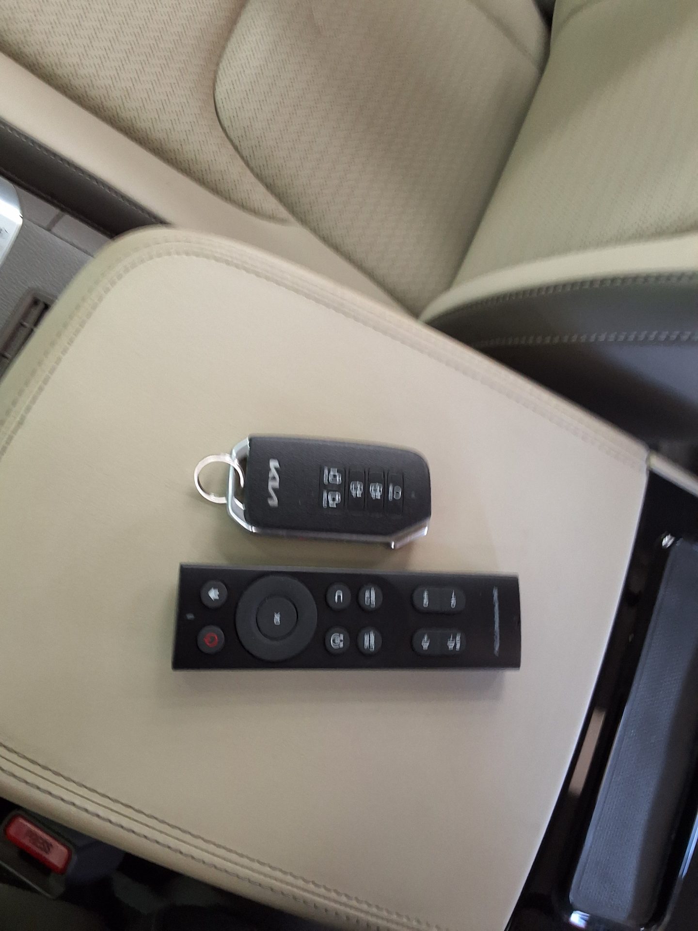 KIA NEW CARNIVAL (KA4) HI-LIMOUSINE 7-SEATER GASOLINE SIGNATURE 2023 - zdjęcie 20