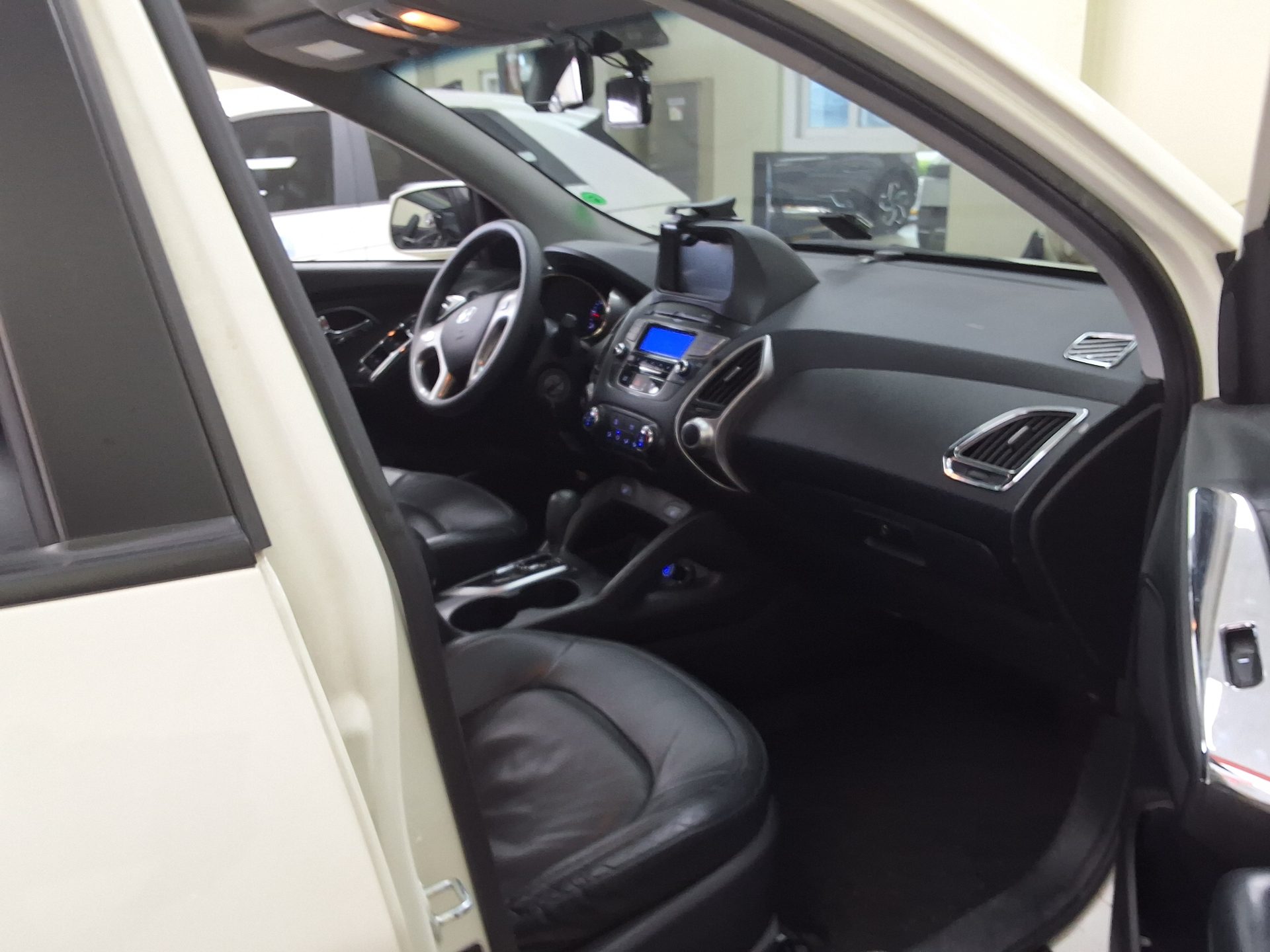 HYUNDAI TUCSON ix DIESEL R20 2WD X20 LUXURY 2011 - zdjęcie 15