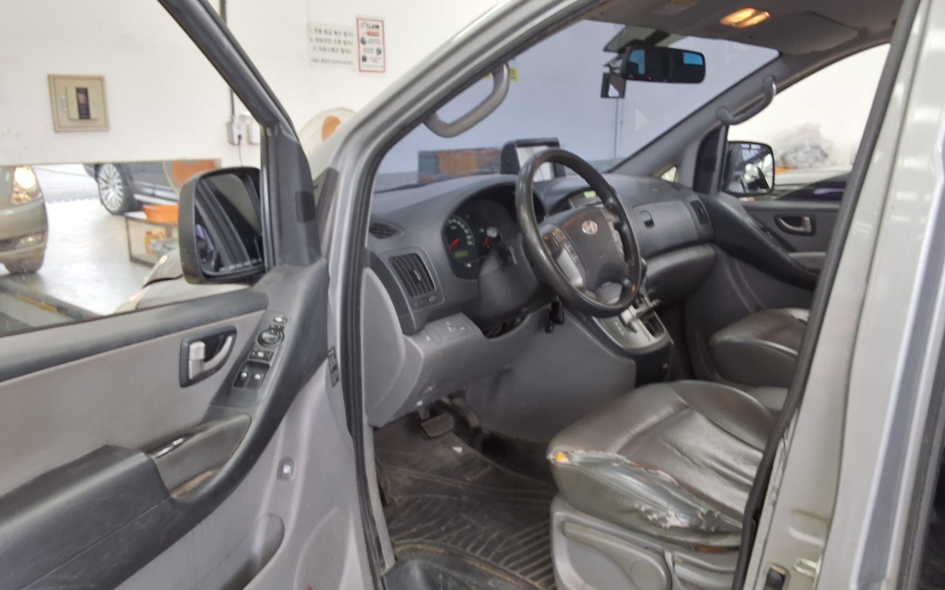 HYUNDAI GRAND STAREX 11-SEATER DIESEL CVX LUXURY 2012 - zdjęcie 10
