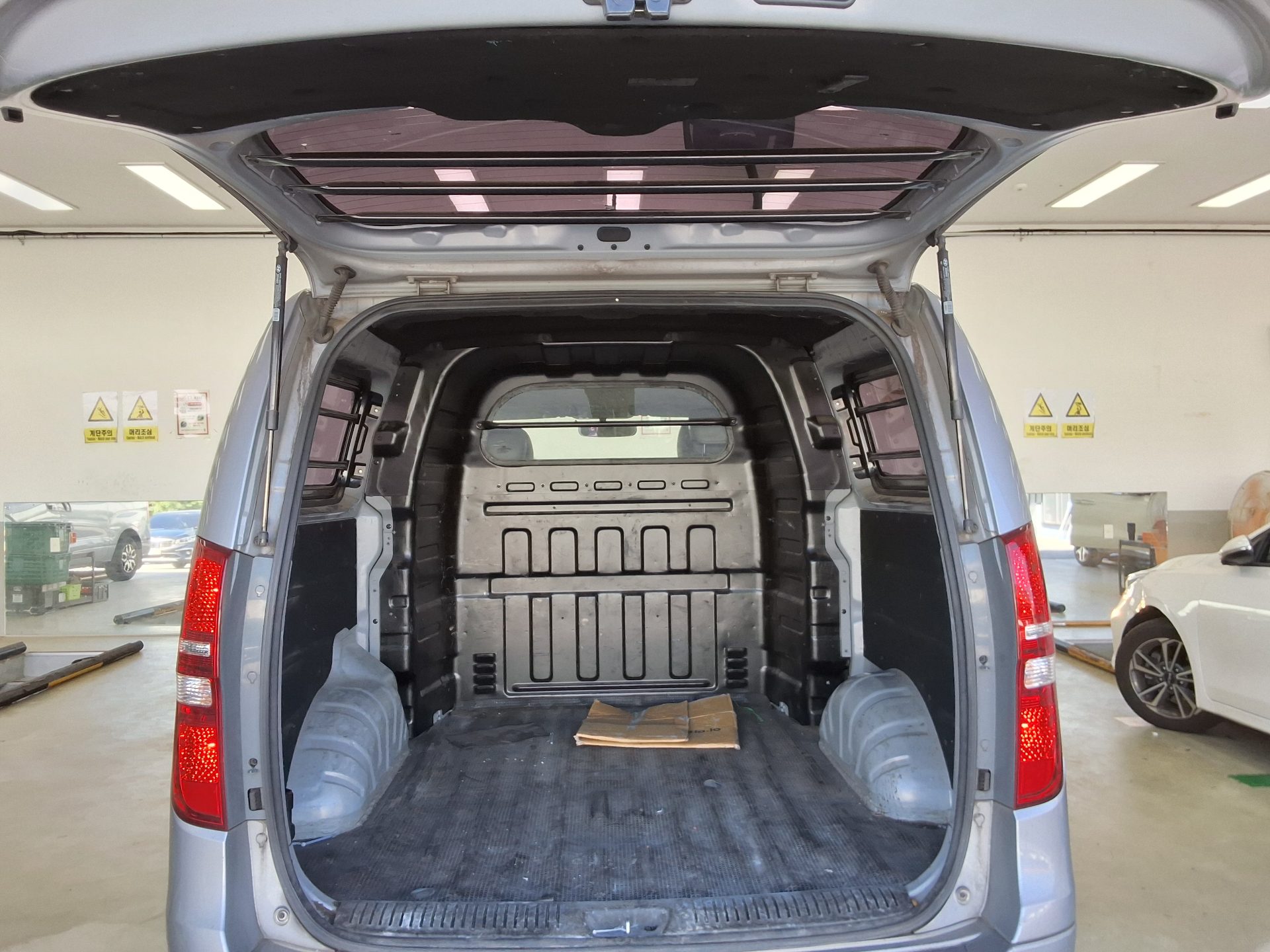 HYUNDAI GRAND STAREX 5-SEATER DIESEL VAN MODERN 2018 - zdjęcie 15