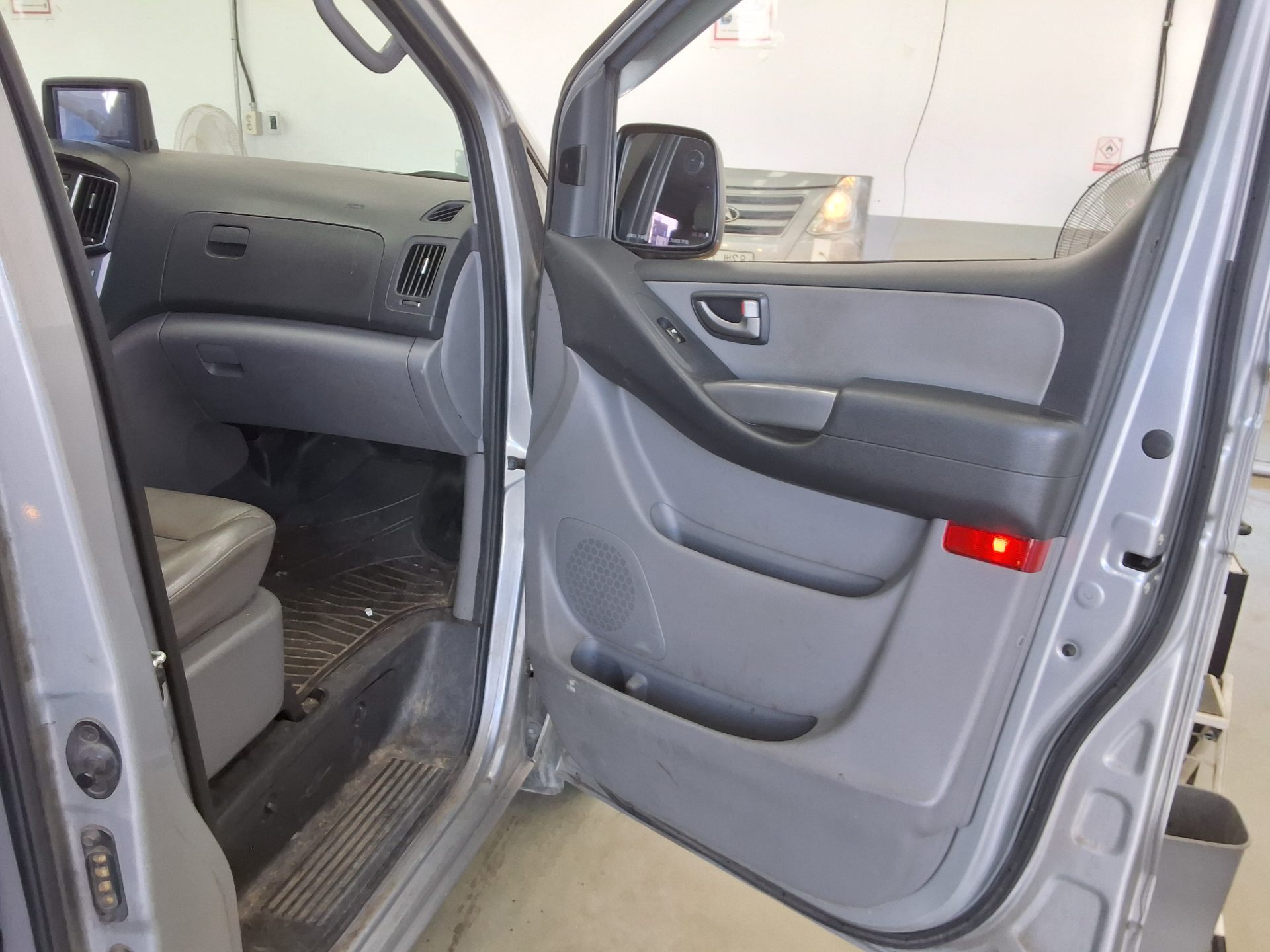HYUNDAI GRAND STAREX 5-SEATER DIESEL VAN MODERN 2018 - zdjęcie 14
