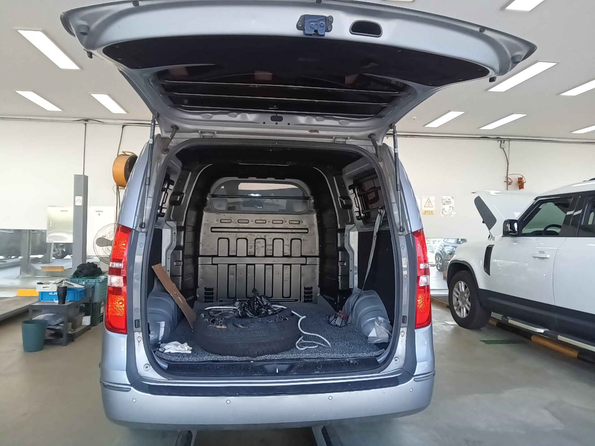 HYUNDAI GRAND STAREX 5-SEATER DIESEL VAN MODERN 2017 - zdjęcie 15