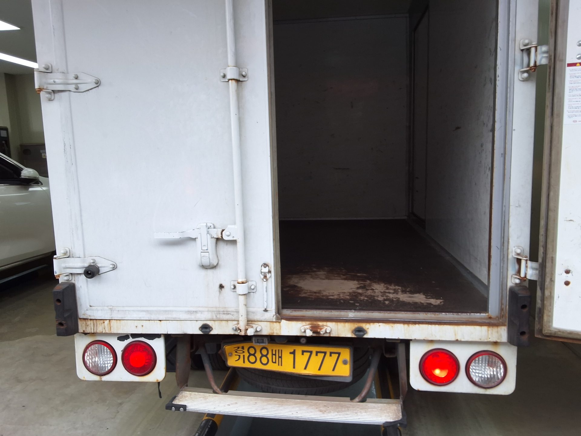 KIA BONGO III CARGO BUILT-IN BOX TRUCK 1 TON KING CAB 2018 - zdjęcie 13