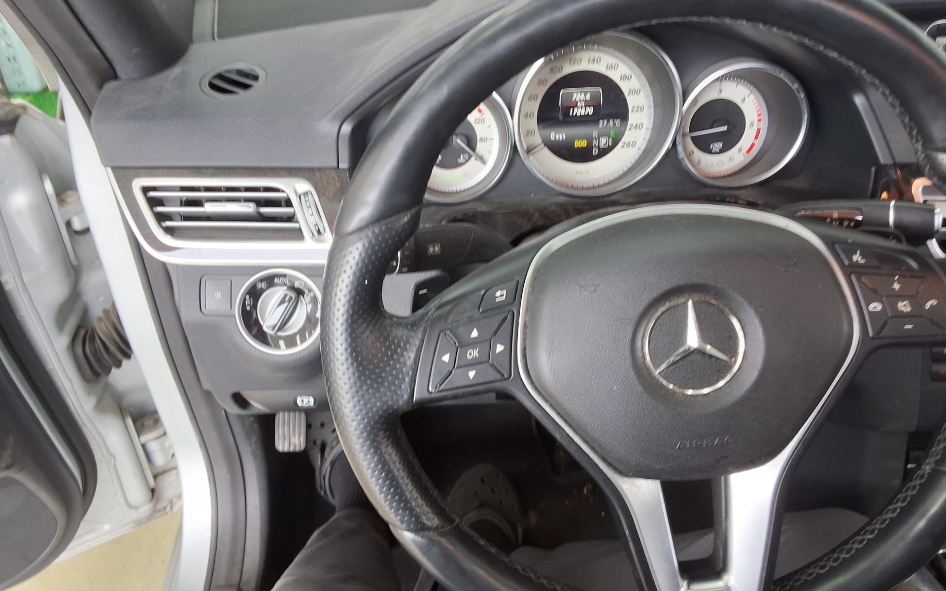 MERCEDES-BENZ E-CLASS (4TH GEN) E250 CDI 4MATIC 2014 - zdjęcie 17