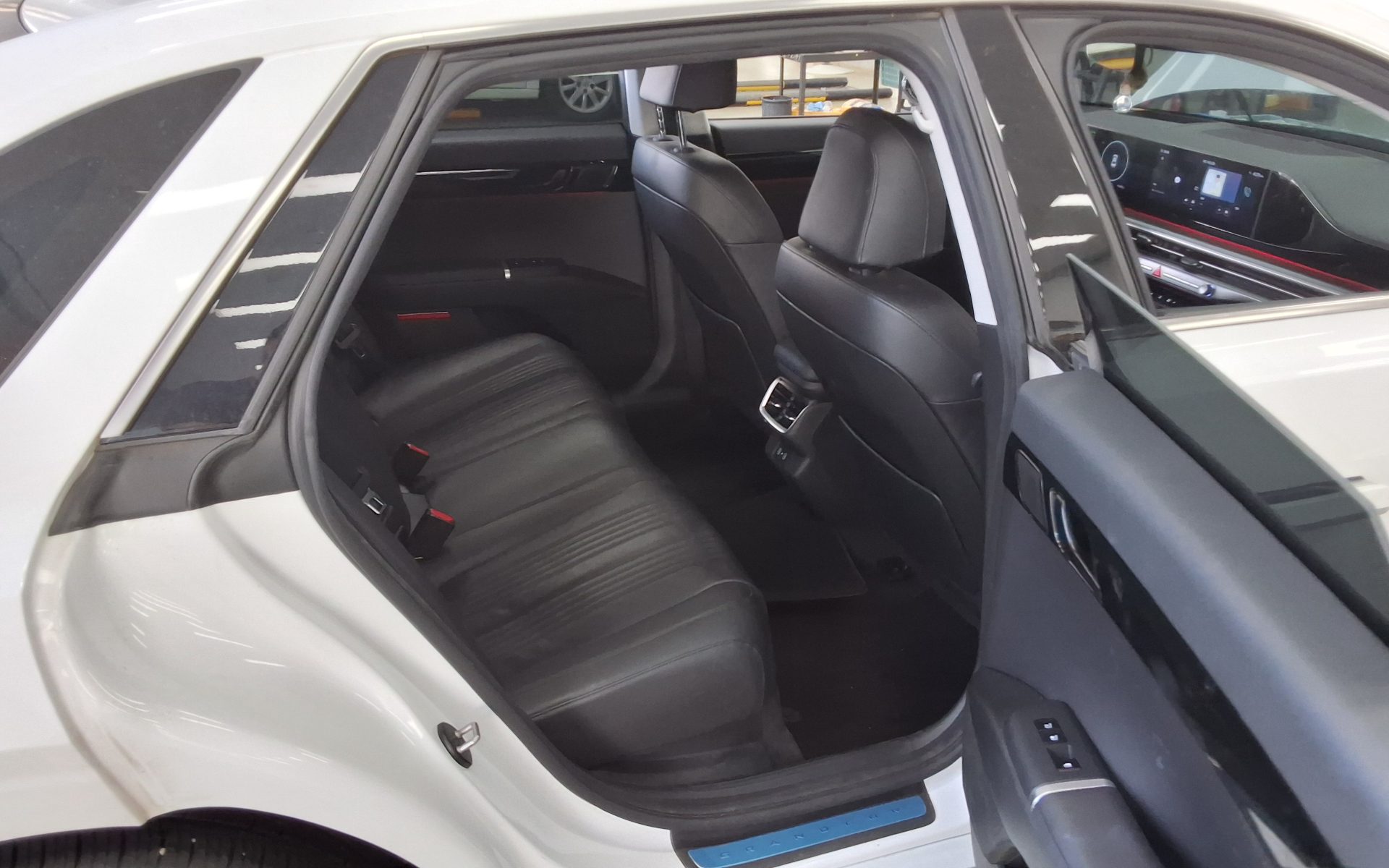 HYUNDAI THE ALL NEW GRANDEUR GASOLINE 2.5 EXCLUSIVE 2024 - zdjęcie 13