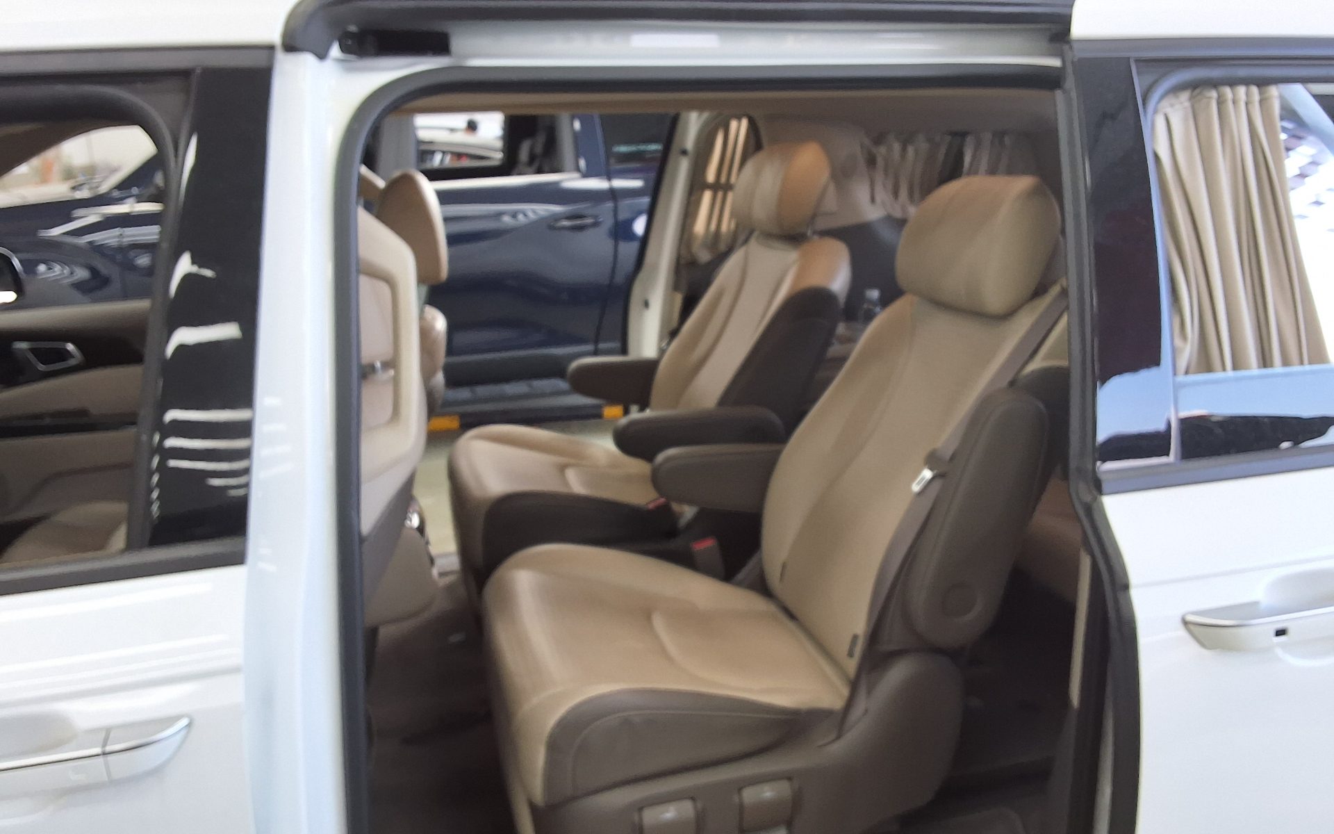 KIA NEW CARNIVAL (KA4) HI-LIMOUSINE 7-SEATER GASOLINE SIGNATURE 2023 - zdjęcie 12