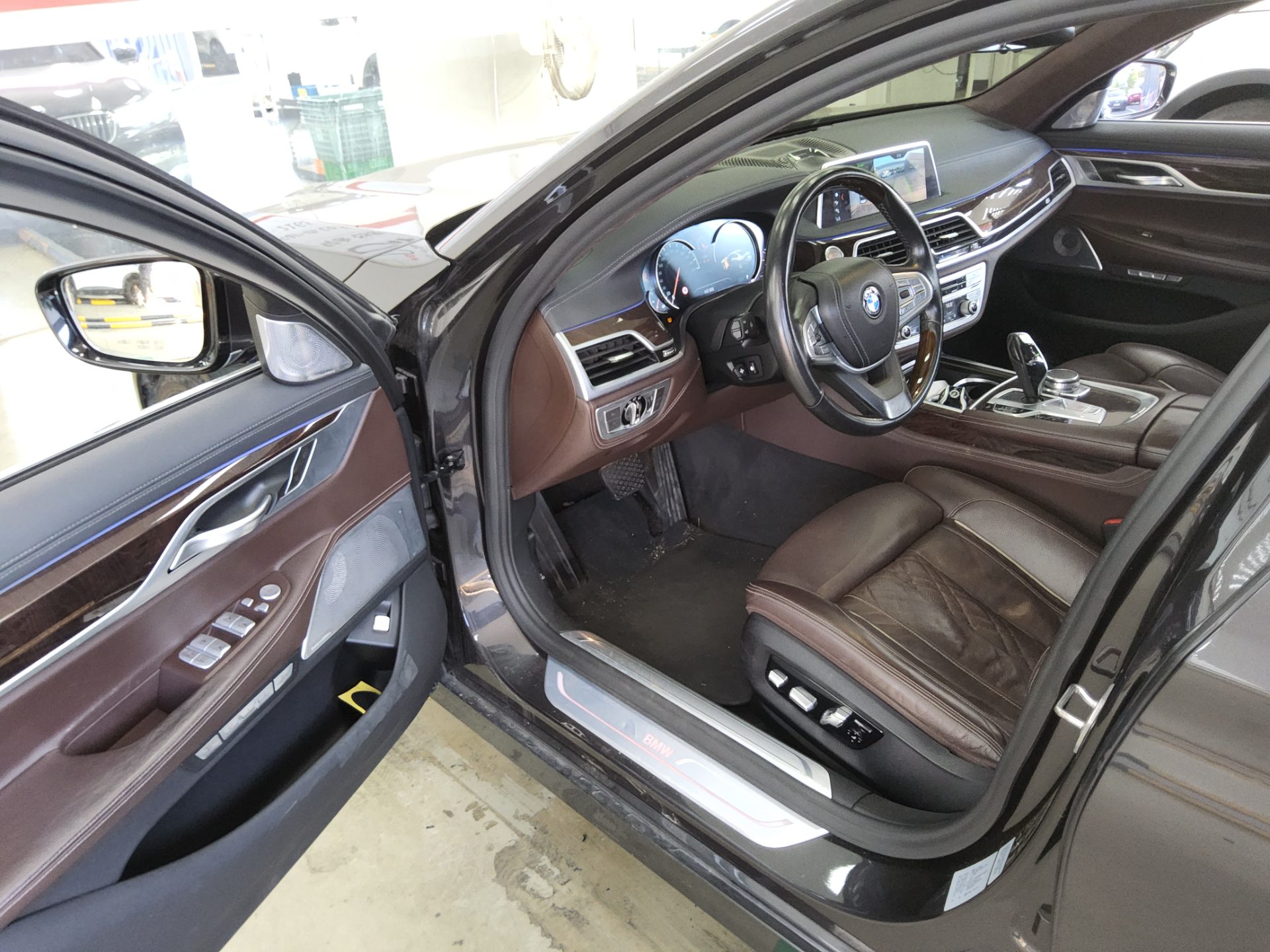 BMW 7 SERIES (6TH GEN) 750Li xDRIVE 2017 - zdjęcie 10