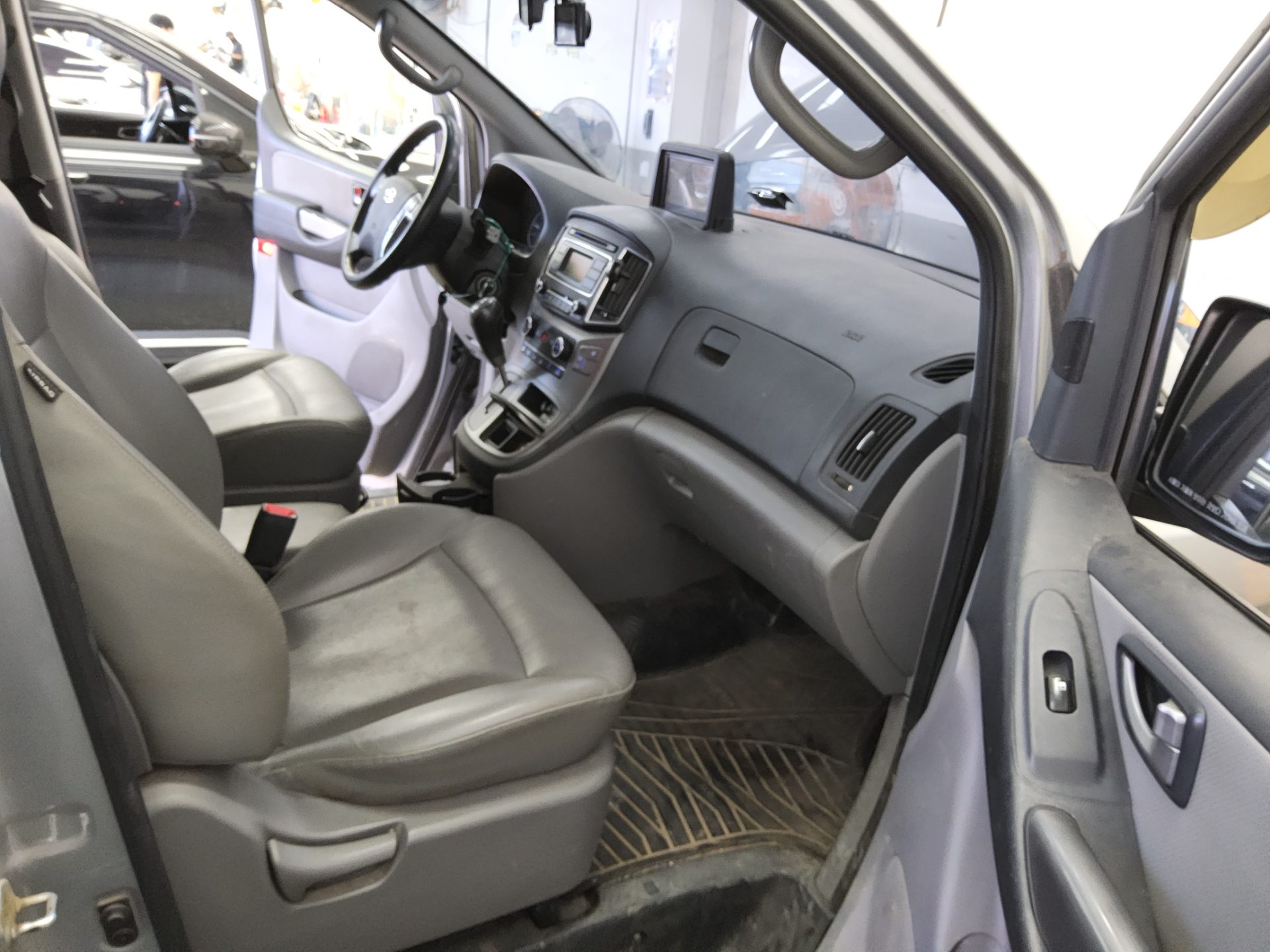 HYUNDAI GRAND STAREX 11-SEATER DIESEL MODERN 2018 - zdjęcie 14