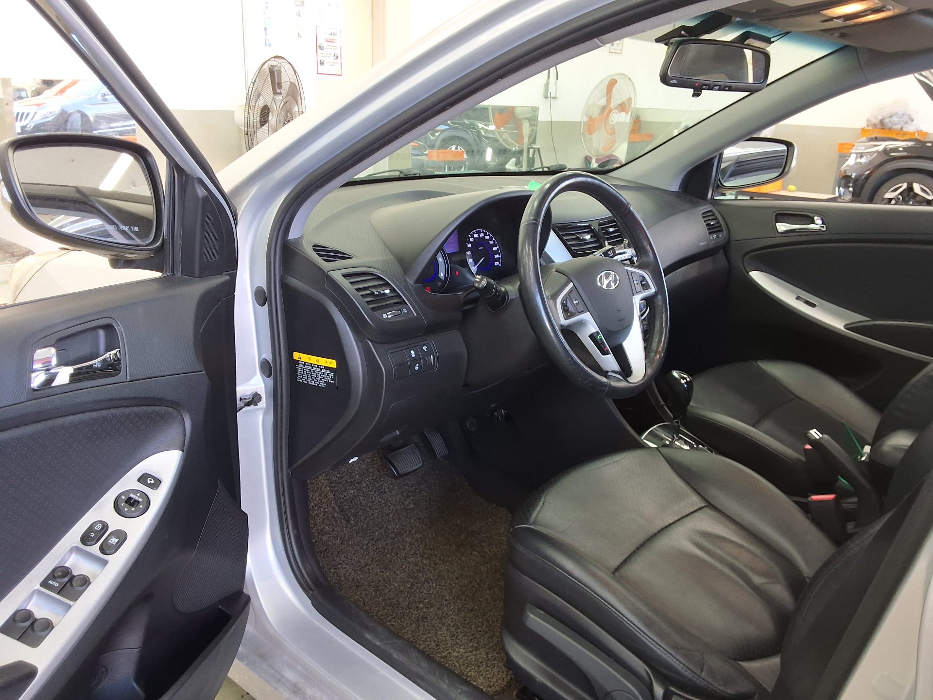 HYUNDAI NEW ACCENT 1.6 VGT PREMIER 2012 - zdjęcie 10