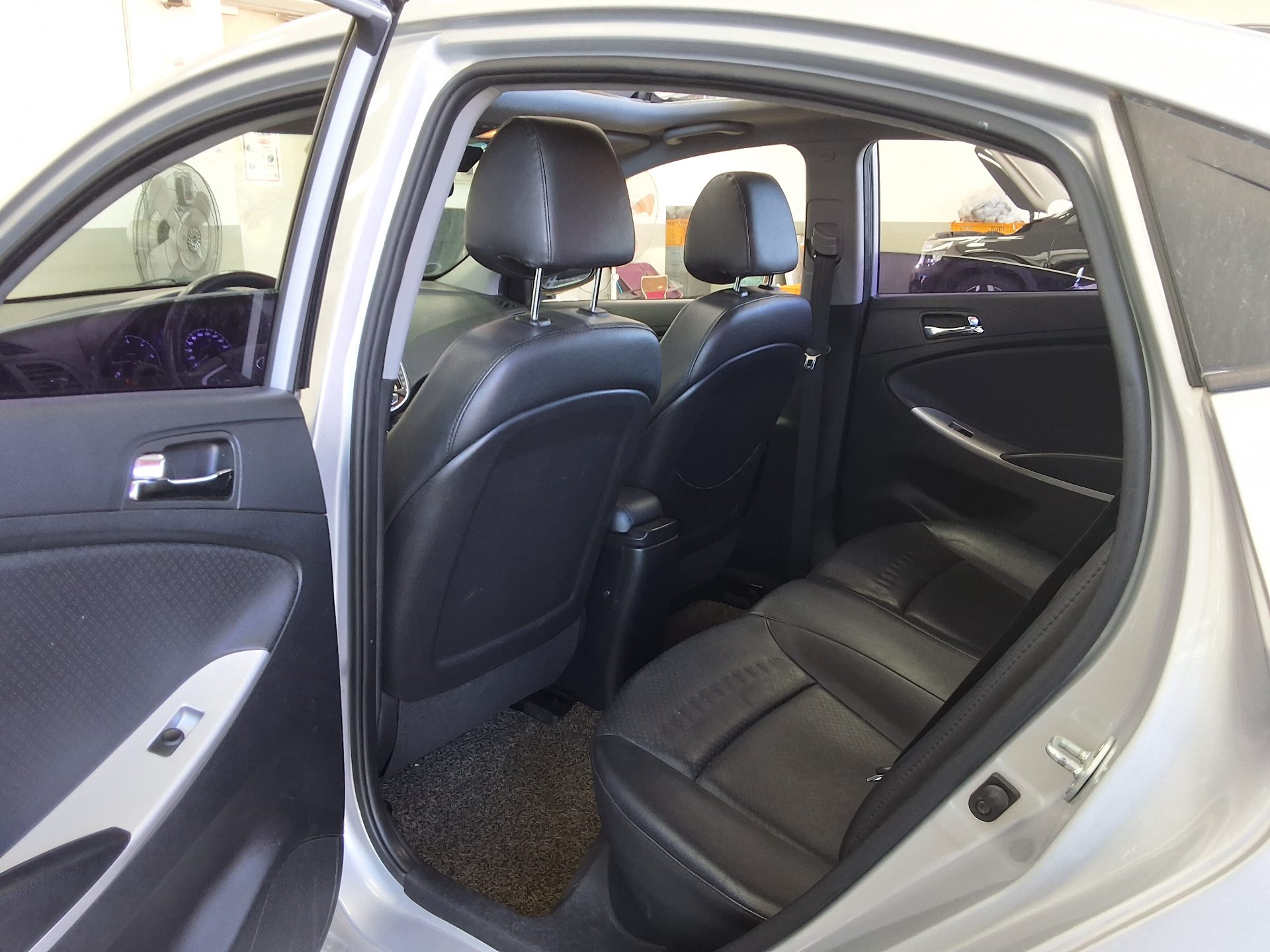 HYUNDAI NEW ACCENT 1.6 VGT PREMIER 2012 - zdjęcie 12