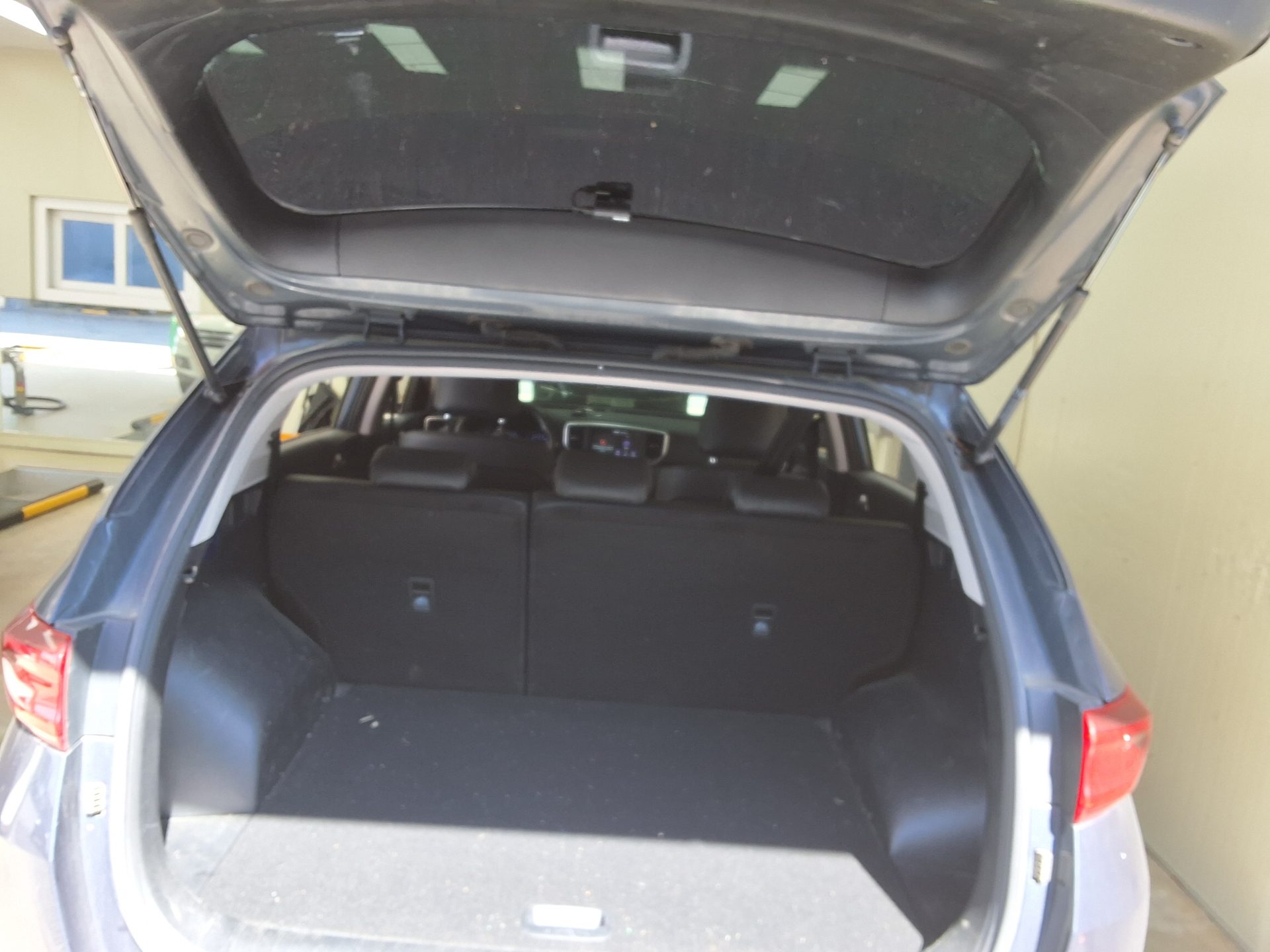 KIA SPORTAGE THE BOLD R2.0 DIESEL 2WD PRESTIGE 2019 - zdjęcie 16