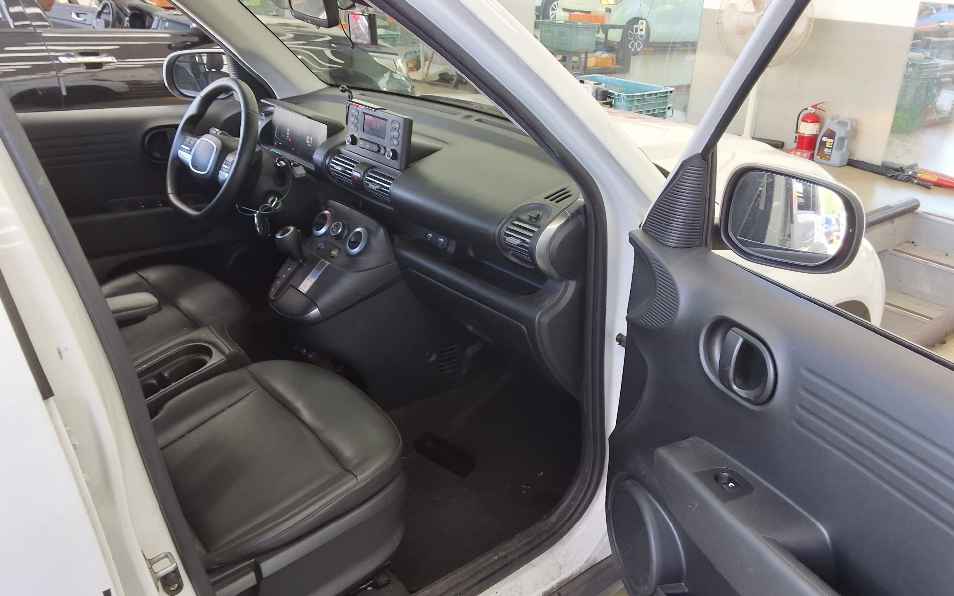 HYUNDAI CASPER GASOLINE 1.0 VAN SMART 2023 - zdjęcie 14
