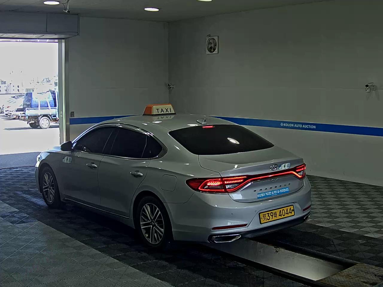 HYUNDAI GRANDEUR IG 3.0 LPi TAXI DELUXE TYPE 2019 - zdjęcie 6