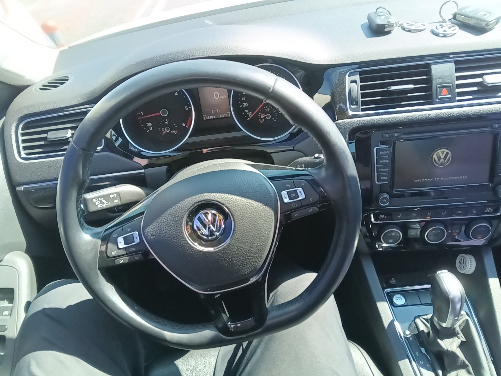 VOLKSWAGEN JETTA (6TH GEN) 2.0 TDI BLUEMOTION PREMIUM 2015 - zdjęcie 17