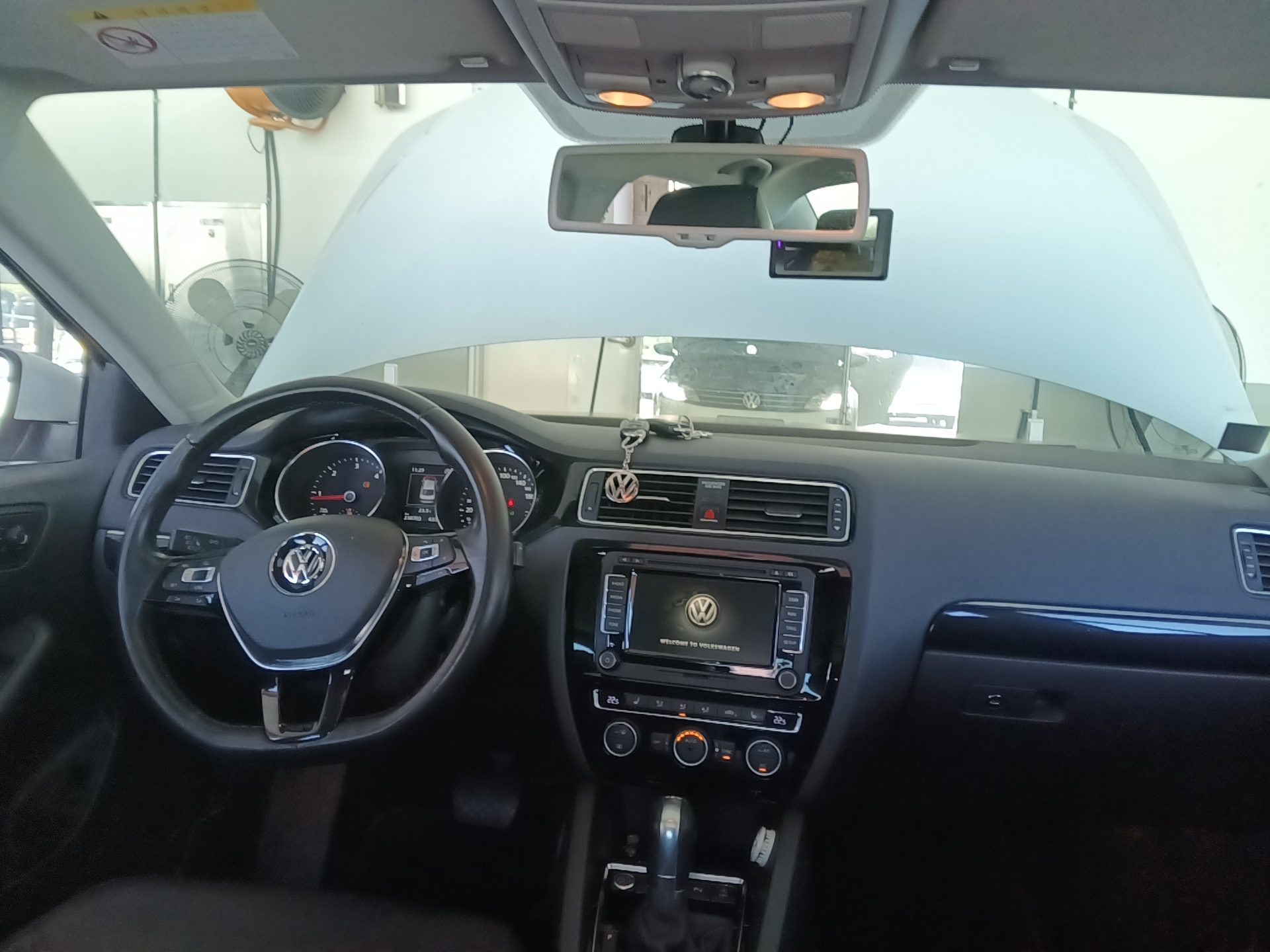 VOLKSWAGEN JETTA (6TH GEN) 2.0 TDI BLUEMOTION PREMIUM 2015 - zdjęcie 19