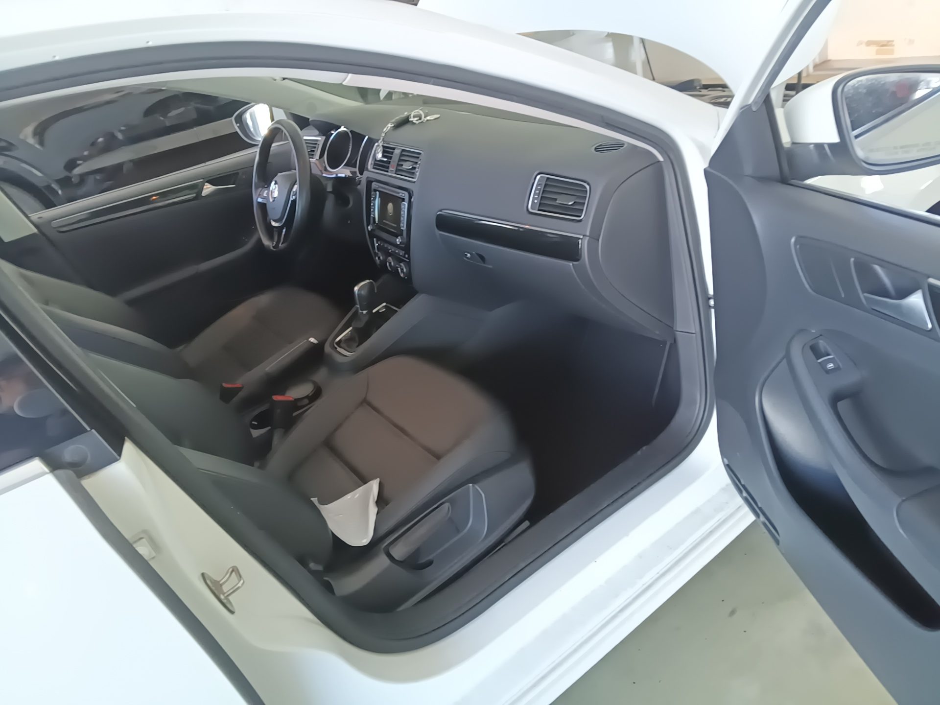 VOLKSWAGEN JETTA (6TH GEN) 2.0 TDI BLUEMOTION PREMIUM 2015 - zdjęcie 14