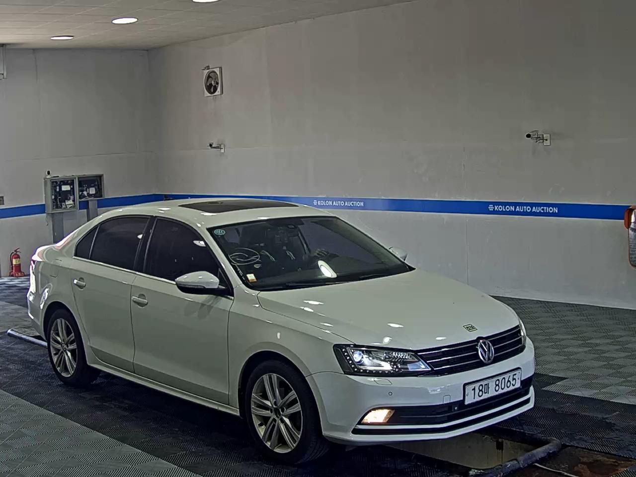 VOLKSWAGEN JETTA (6TH GEN) 2.0 TDI BLUEMOTION PREMIUM 2015 - zdjęcie 3