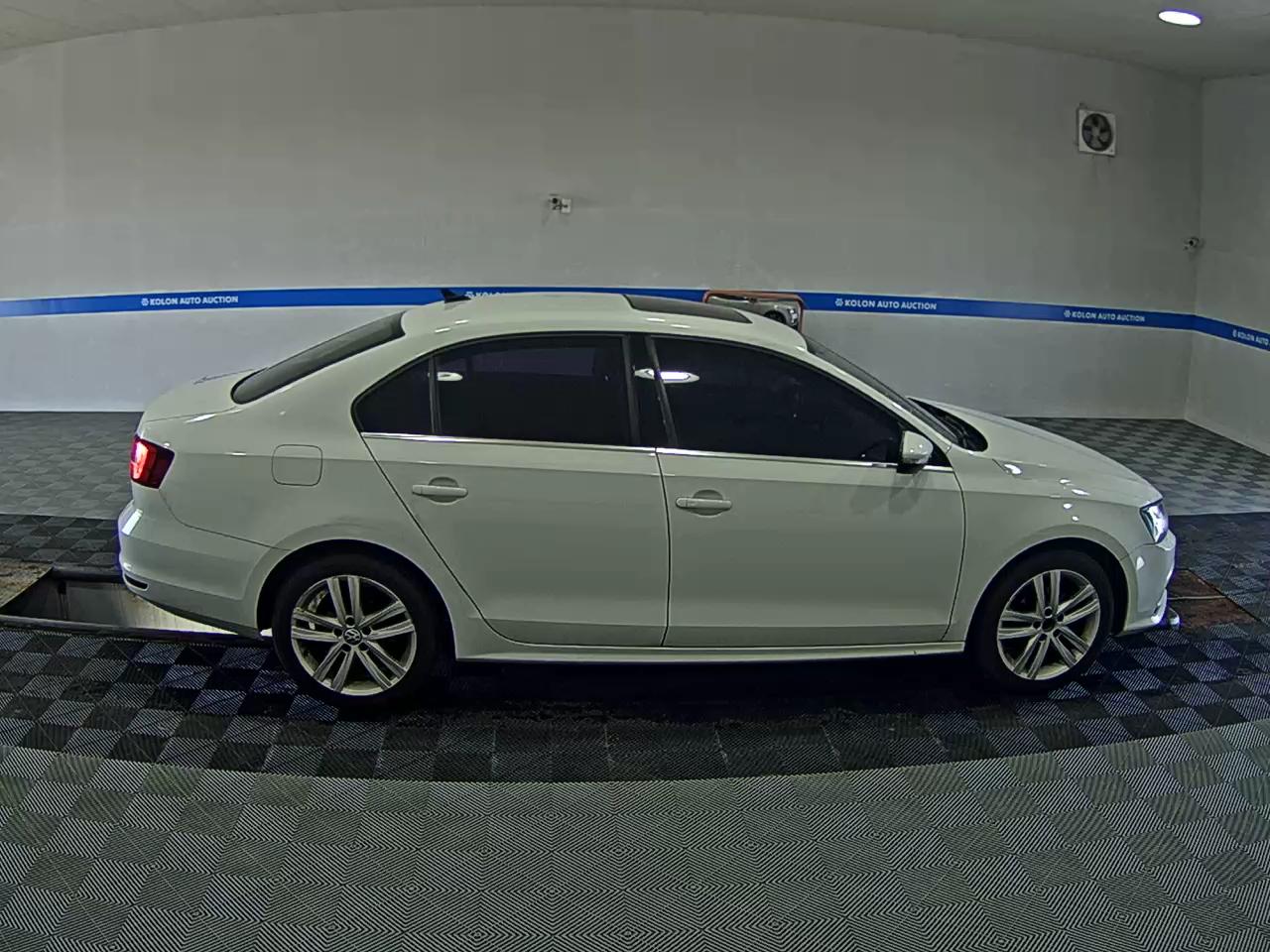 VOLKSWAGEN JETTA (6TH GEN) 2.0 TDI BLUEMOTION PREMIUM 2015 - zdjęcie 4