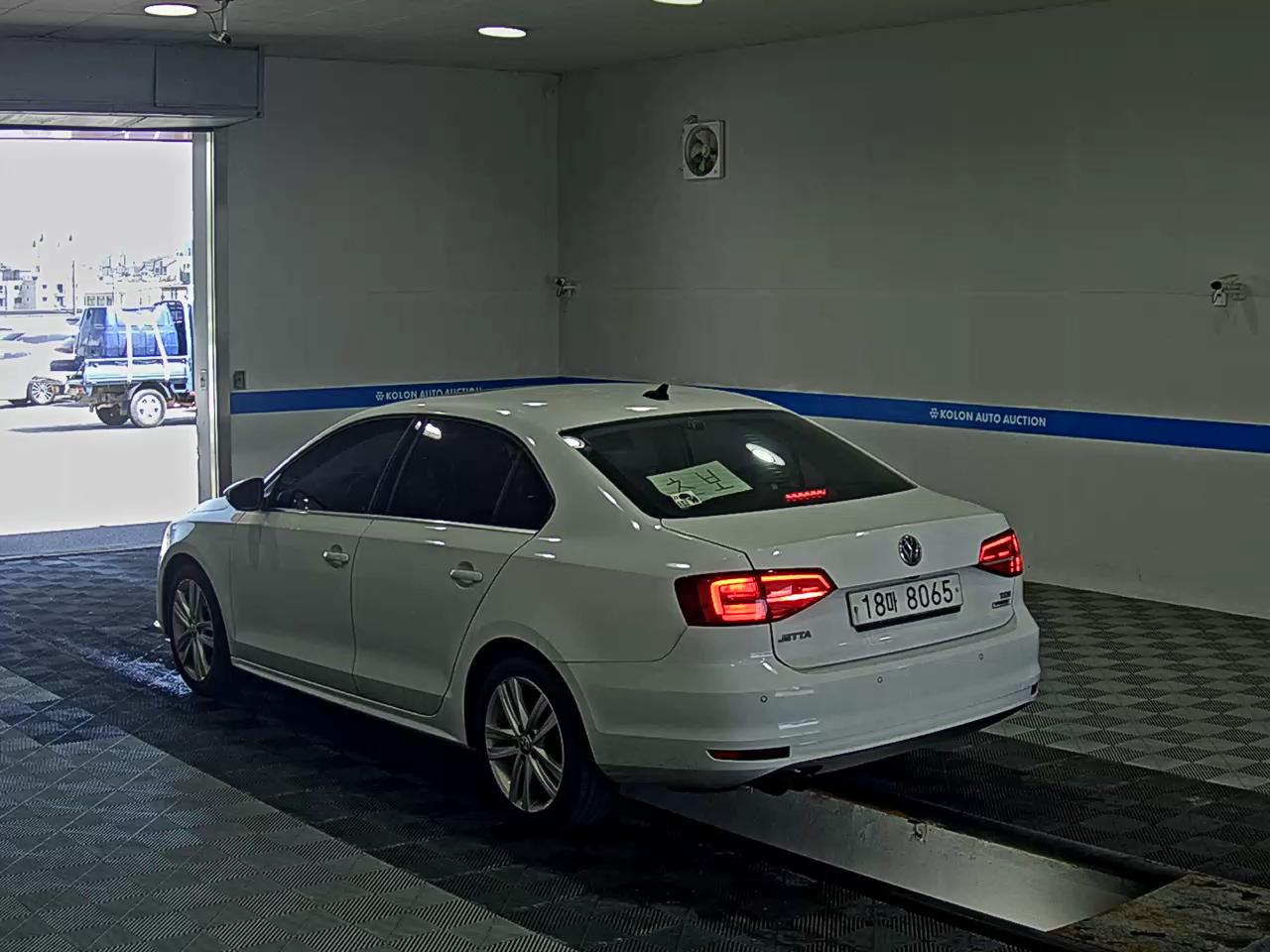 VOLKSWAGEN JETTA (6TH GEN) 2.0 TDI BLUEMOTION PREMIUM 2015 - zdjęcie 6