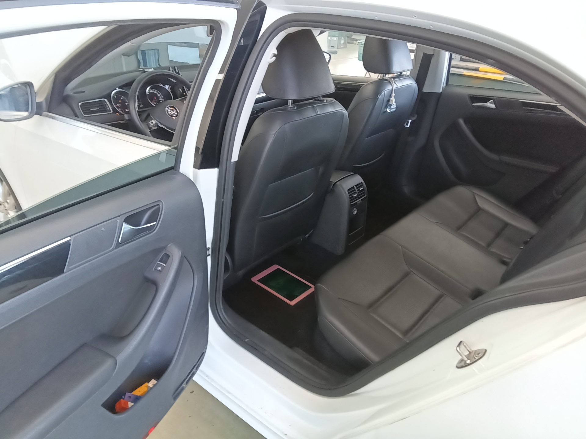 VOLKSWAGEN JETTA (6TH GEN) 2.0 TDI BLUEMOTION PREMIUM 2015 - zdjęcie 12
