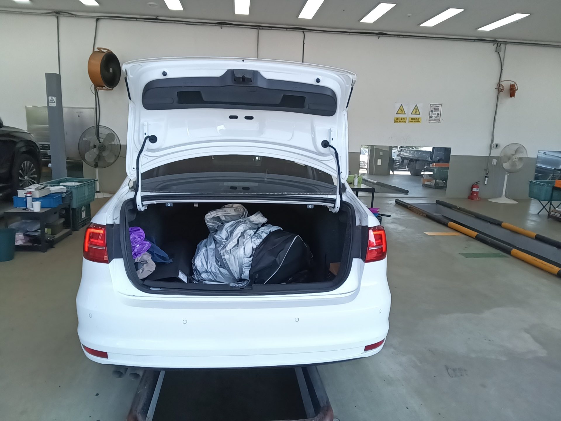 VOLKSWAGEN JETTA (6TH GEN) 2.0 TDI BLUEMOTION PREMIUM 2015 - zdjęcie 15