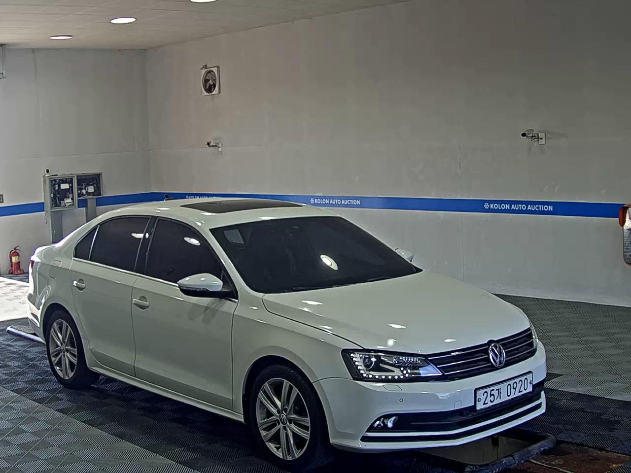 VOLKSWAGEN JETTA (6TH GEN) 2.0 TDI BLUEMOTION PREMIUM 2015 - zdjęcie 3