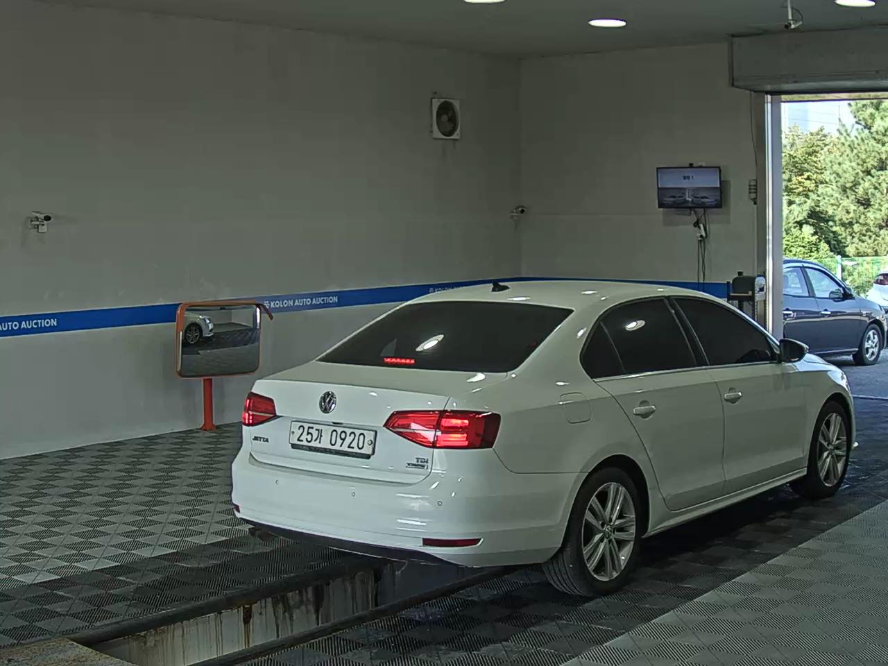 VOLKSWAGEN JETTA (6TH GEN) 2.0 TDI BLUEMOTION PREMIUM 2015 - zdjęcie 5