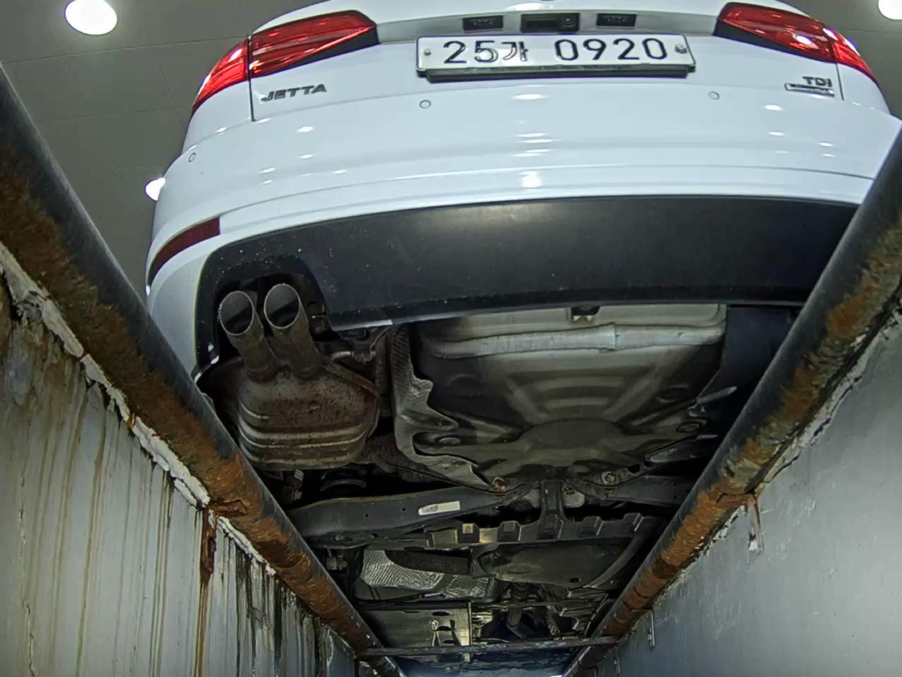VOLKSWAGEN JETTA (6TH GEN) 2.0 TDI BLUEMOTION PREMIUM 2015 - zdjęcie 8