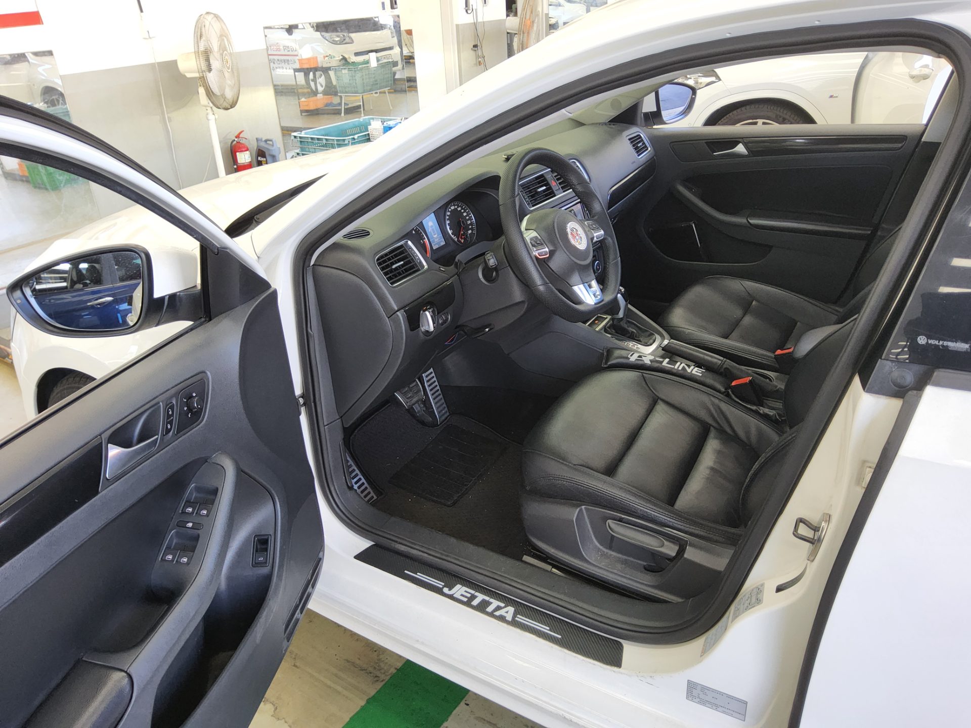 VOLKSWAGEN JETTA (6TH GEN) 2.0 TDI 2012 - zdjęcie 10