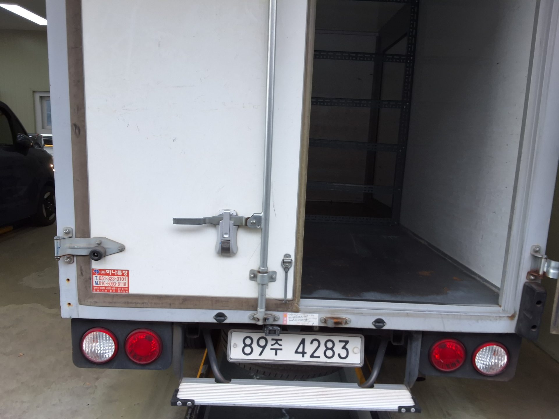 KIA BONGO III CARGO BUILT-IN BOX TRUCK 1 TON KING CAB 2017 - zdjęcie 13
