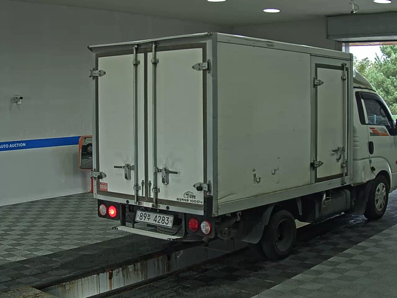 KIA BONGO III CARGO BUILT-IN BOX TRUCK 1 TON KING CAB 2017 - zdjęcie 5