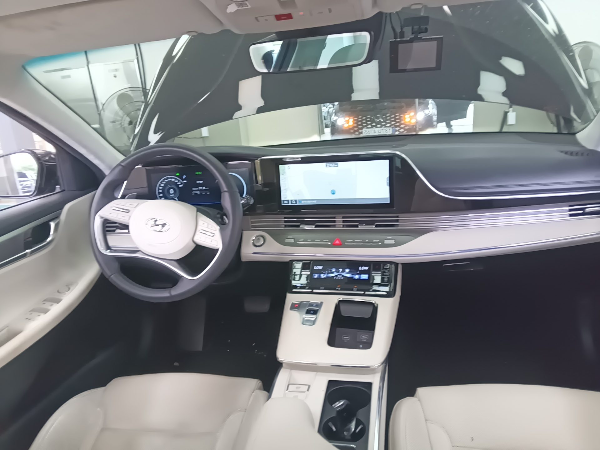 HYUNDAI THE NEW GRANDEUR IG GASOLINE 2.5 LE BLANC 2023 - zdjęcie 20