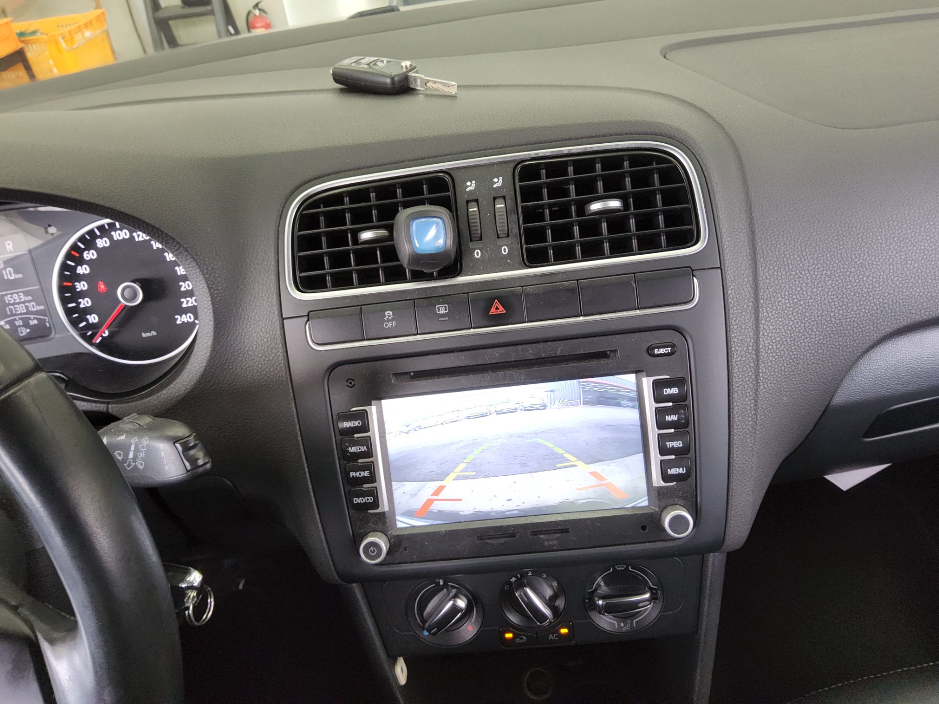 VOLKSWAGEN THE NEW POLO (5TH GEN) 1.6 TDI R LINE 2014 - zdjęcie 17