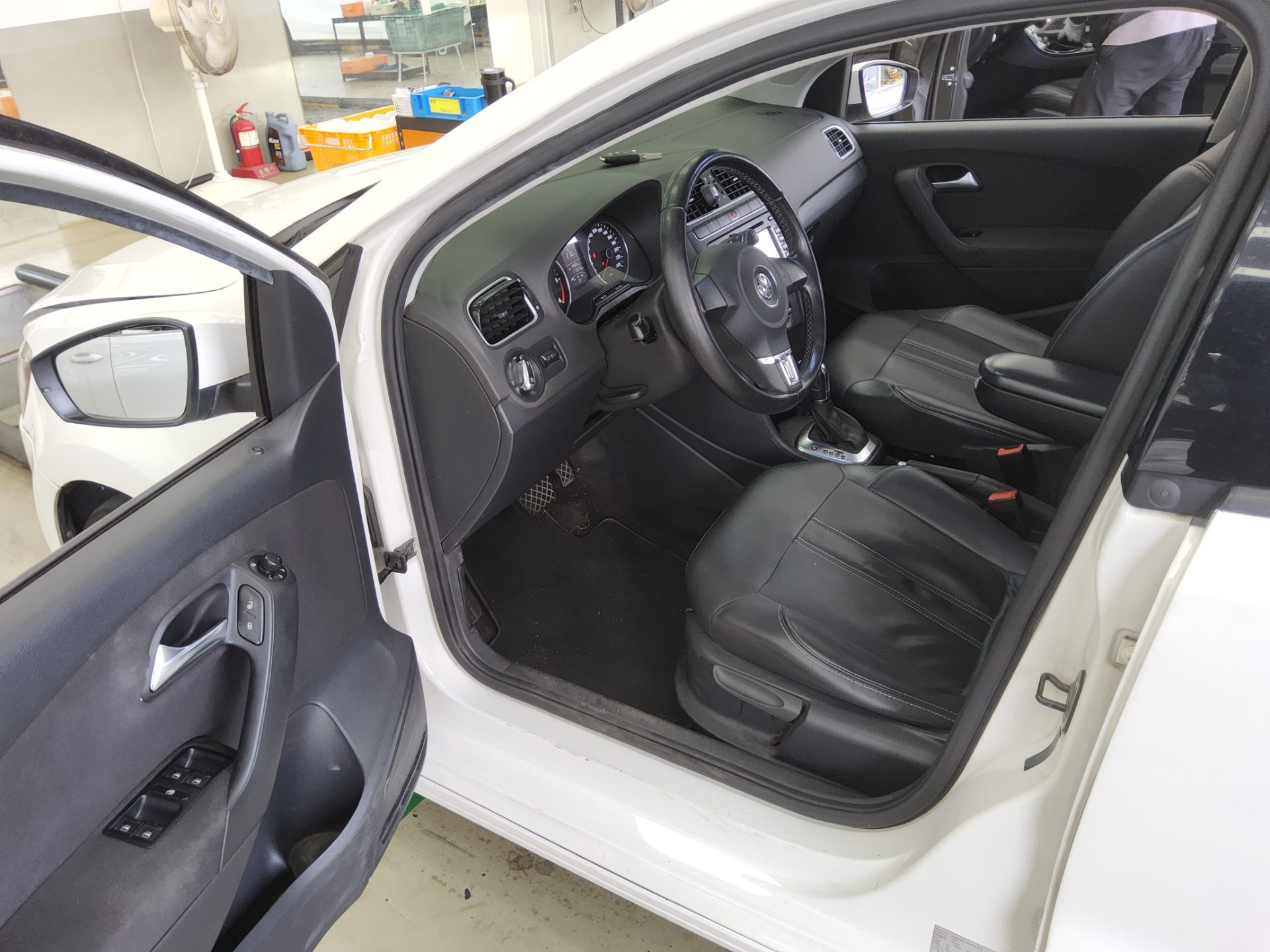 VOLKSWAGEN THE NEW POLO (5TH GEN) 1.6 TDI R LINE 2014 - zdjęcie 10