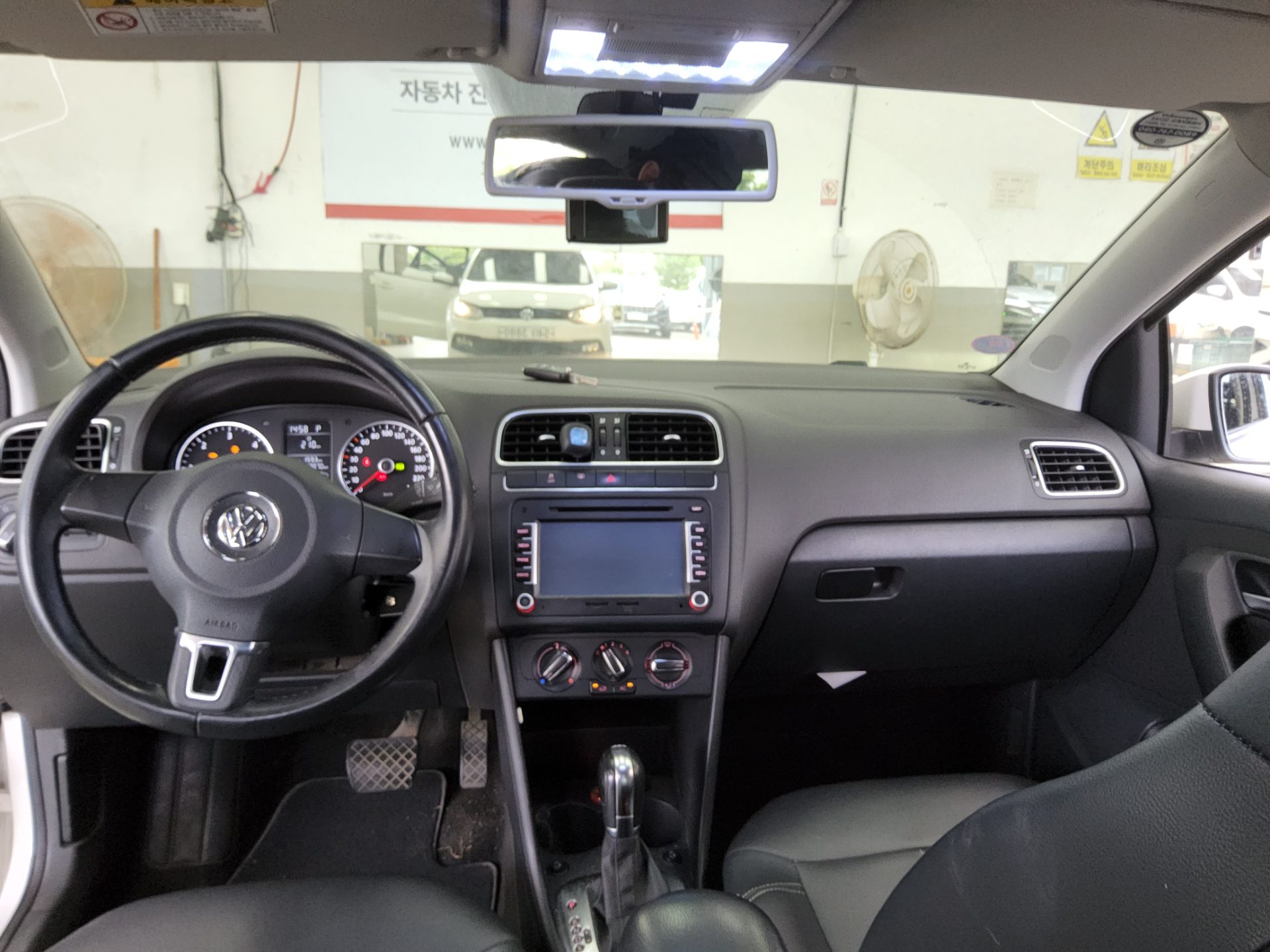 VOLKSWAGEN THE NEW POLO (5TH GEN) 1.6 TDI R LINE 2014 - zdjęcie 11