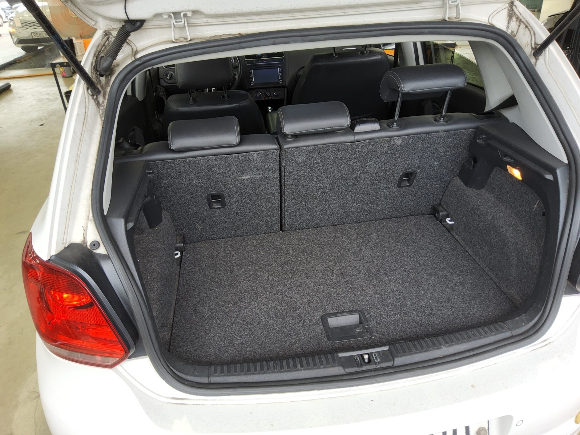 VOLKSWAGEN THE NEW POLO (5TH GEN) 1.6 TDI R LINE 2014 - zdjęcie 15